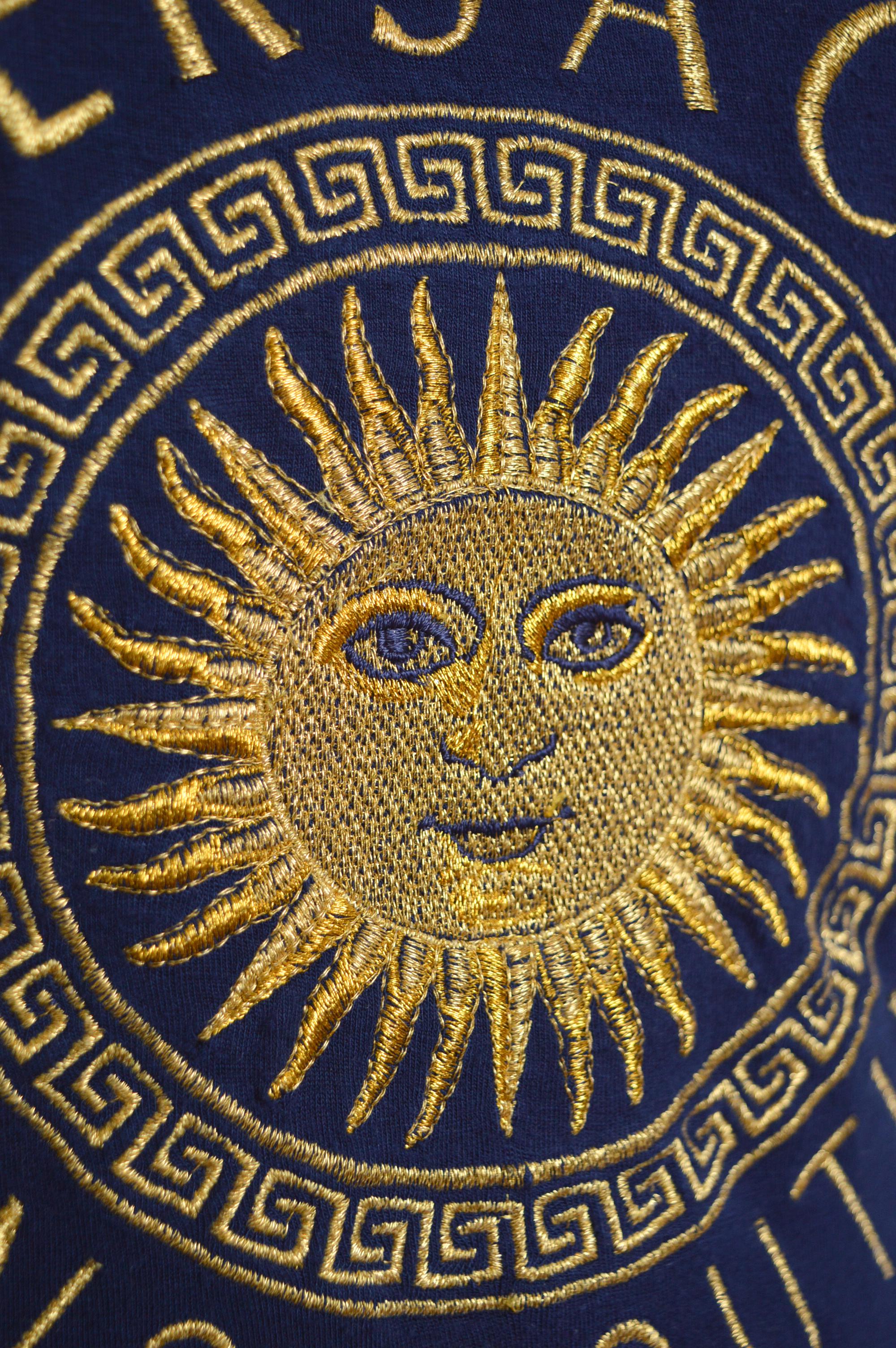 VERSACE Gold Sun Embroidered Logo 1990's Marineblau Figurbetontes rückenfreies Kleid im Angebot 3