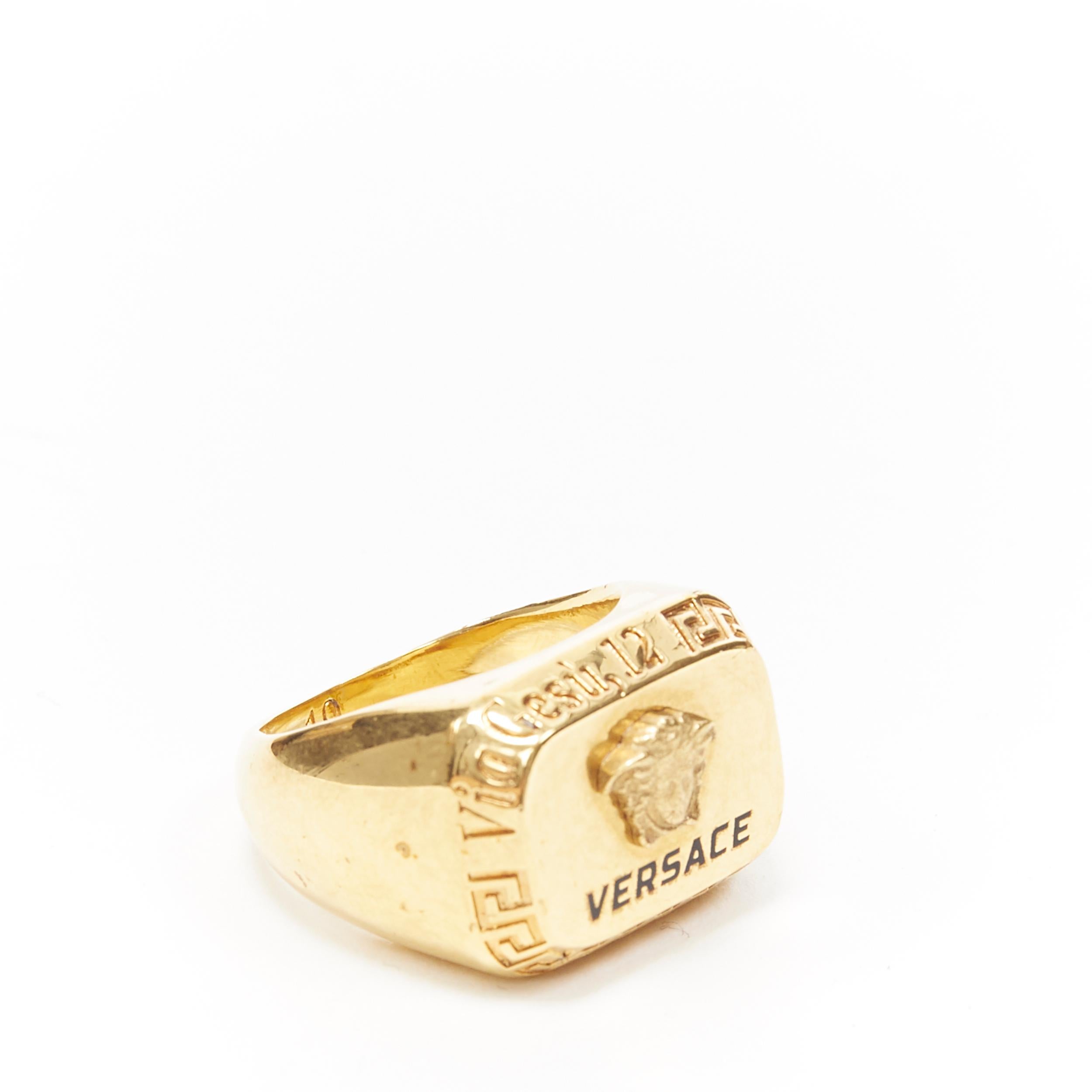 VERSACE gold tone nickel Medusa face black logo Greca bordered signet ring 8.75
Brand: Versace
Designer: Donatella Versace
Model Name / Style: Signet ring
Material: Metal
Color: Gold
Pattern: Solid
Extra Detail: Ring size: 8.75. Gold-tone nickel