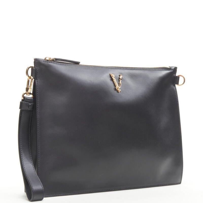 VERSACE gold Virtus Barocco V black leather zip clutch crossbody bag
Reference: TGAS/C00798
Brand: Versace
Designer: Donatella Versace
Model: DP8F785V D7VIT K310OT
Collection: Virtus
Material: Leather
Color: Black, Gold
Pattern: Solid
Closure: