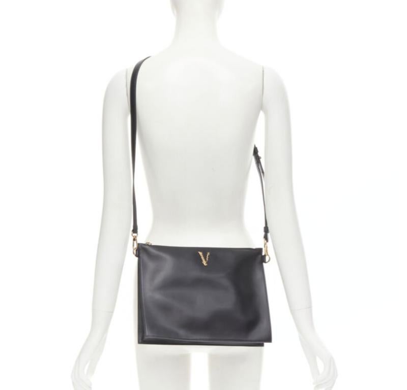 VERSACE gold Virtus Barocco V black leather zip clutch crossbody bag
Reference: TGAS/C00798
Brand: Versace
Designer: Donatella Versace
Model: DP8F785V D7VIT K310OT
Collection: Virtus
Material: Leather
Color: Black, Gold
Pattern: Solid
Closure: