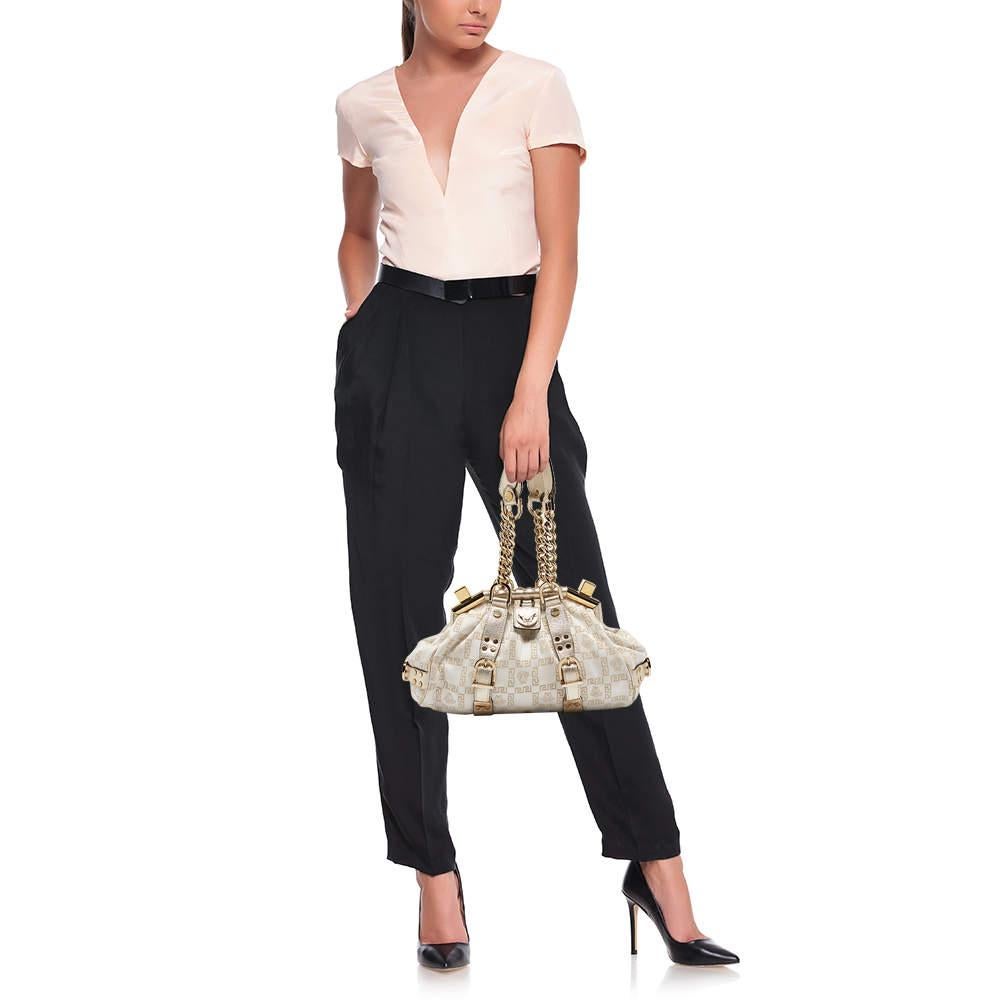 Esta cartera está confeccionada con materiales de la mejor calidad en un diseño elegante. Versátil y funcional, está bien dimensionada para tu uso diario.