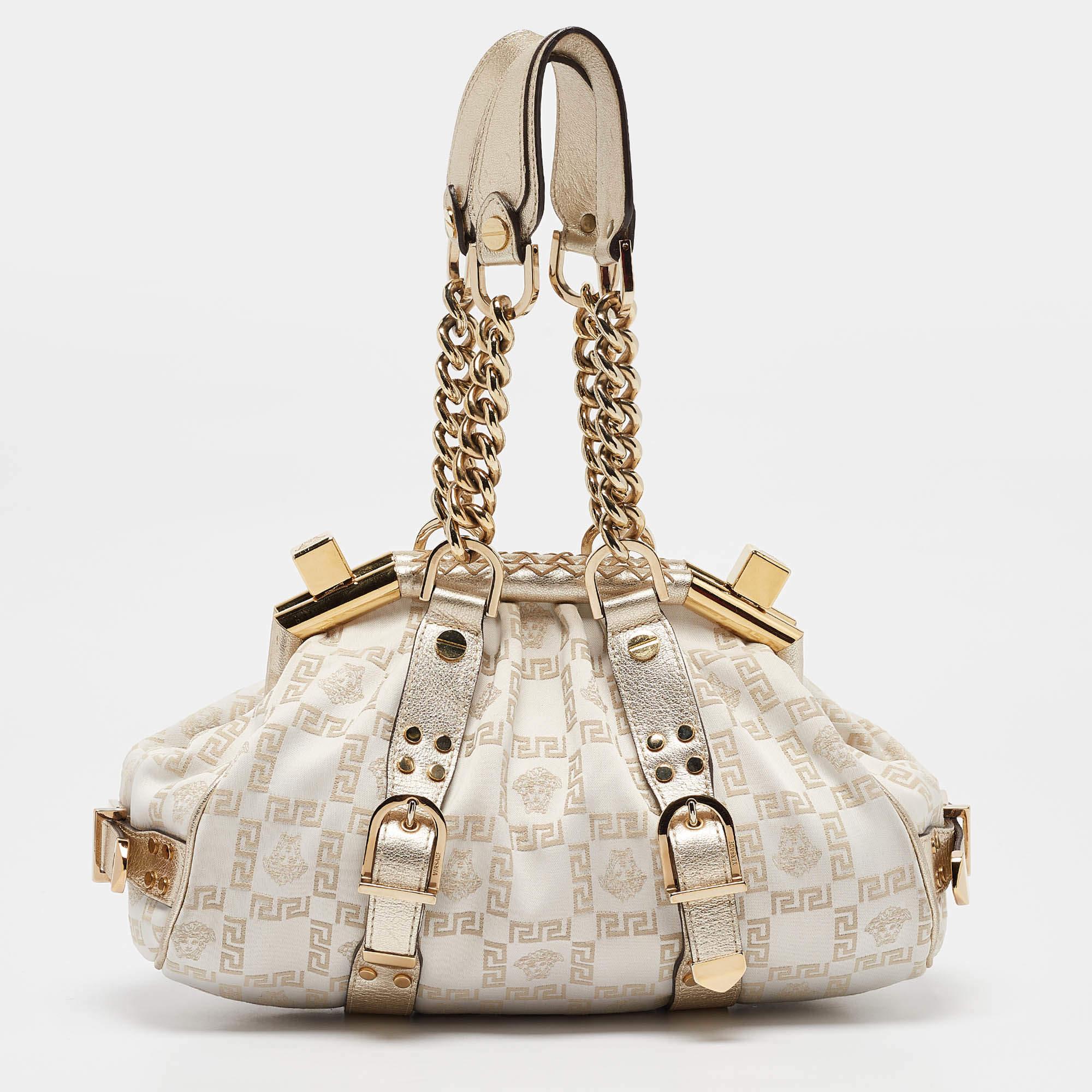Cartera Versace Dorada/Blanca de Tejido de Firma y Marco de Piel en Bueno Estado en Dubai, Al Qouz 2
