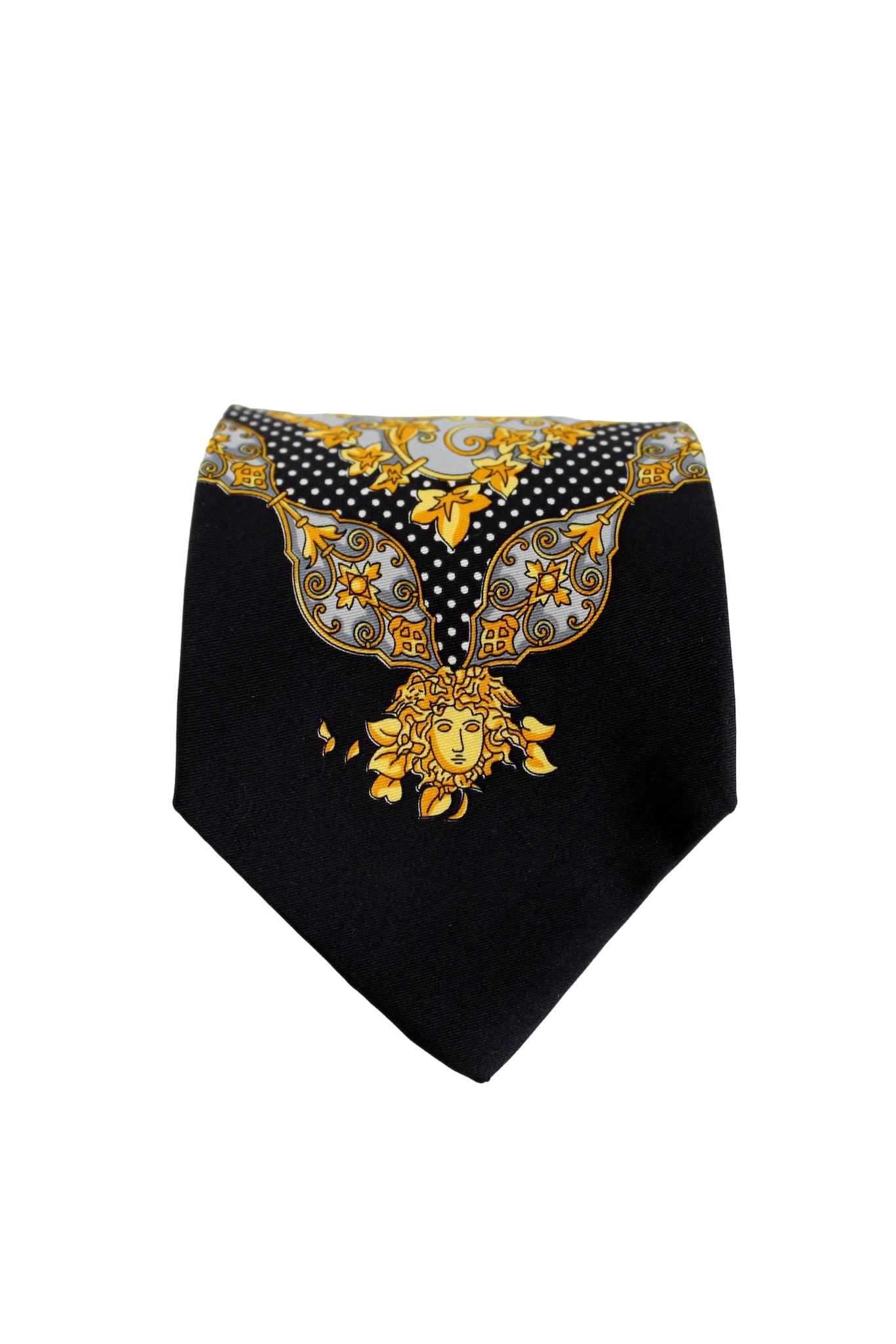 Gianni Versace vintage 80s medusa baroque style silk tie. Black, gray and gold color with floral and polka dot designs. Made in Italy.

Length: 150 cm
Width: 10 cm