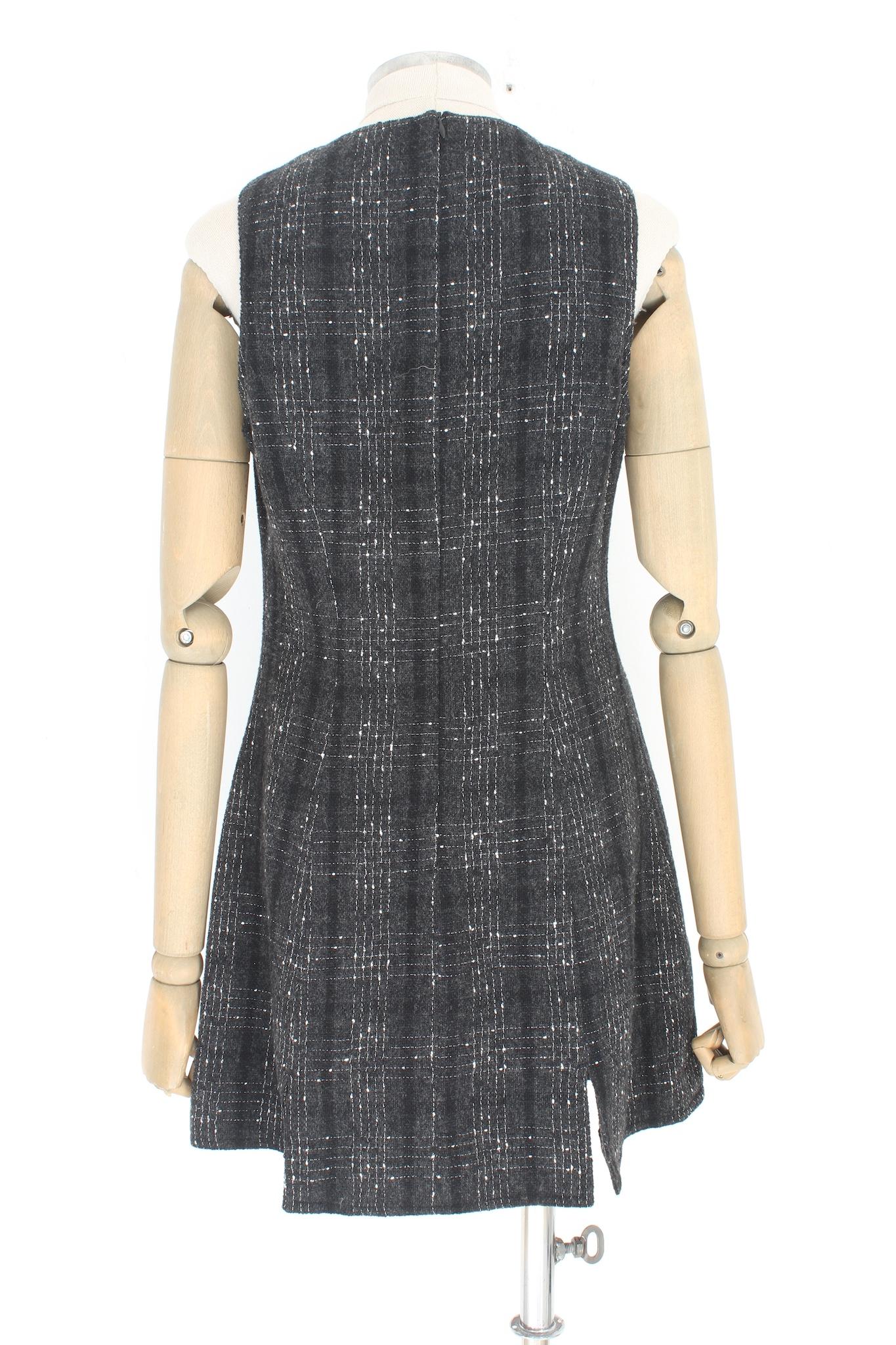 Versace Jeans Couture vintage 90s dress. Gray sheath dress with white stitching. Flared model in the skirt, 70% wool, 30% polyamide fabric, internally lined. Made in Italy.

Size: 44 It - 10 Us - 12 Uk

Shoulder: 33 cm
Bust/Chest: 47cm
Waist: 38