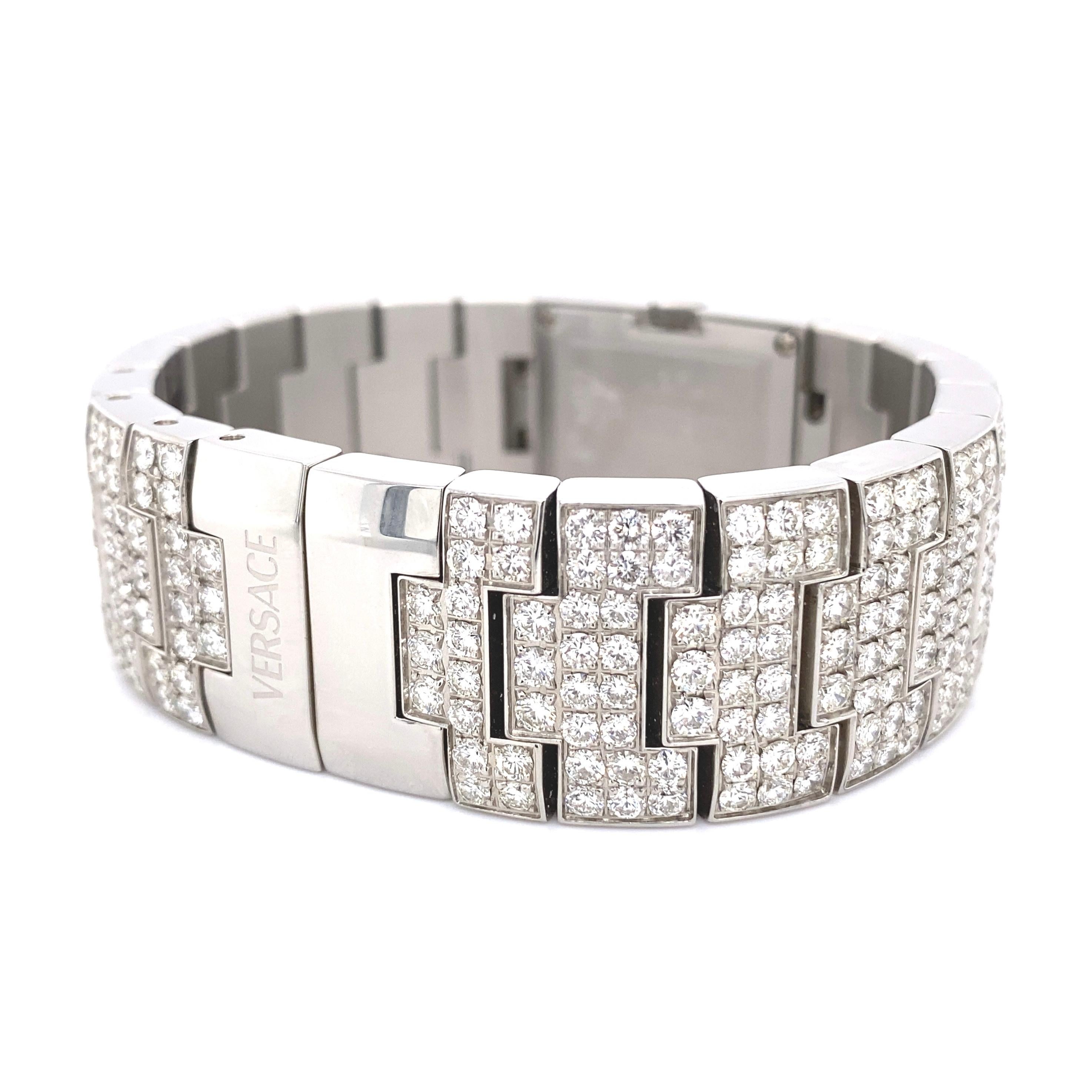Taille brillant Versace Montre-bracelet à quartz Greca en acier inoxydable et diamants en vente