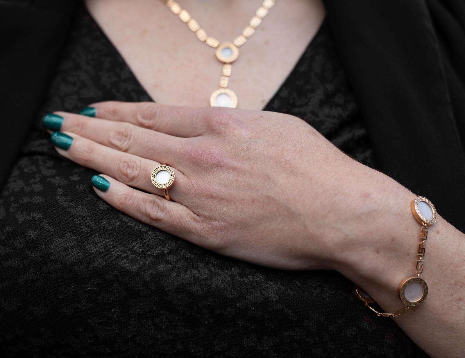 Armband aus 18 Karat Roségold mit Greca-Perlmutt von Versace im Angebot 3