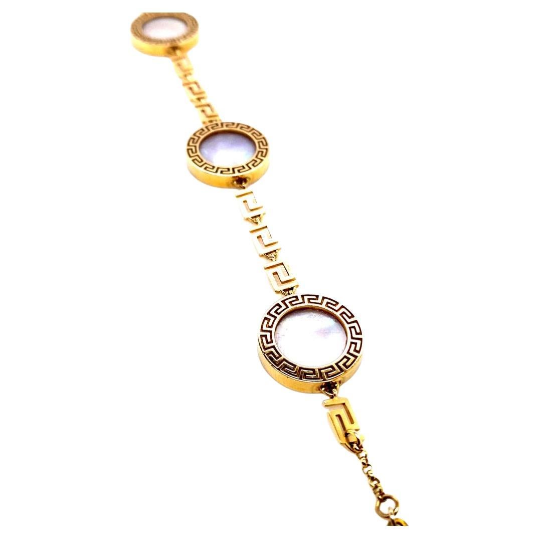 Armband aus 18 Karat Roségold mit Greca-Perlmutt von Versace im Angebot