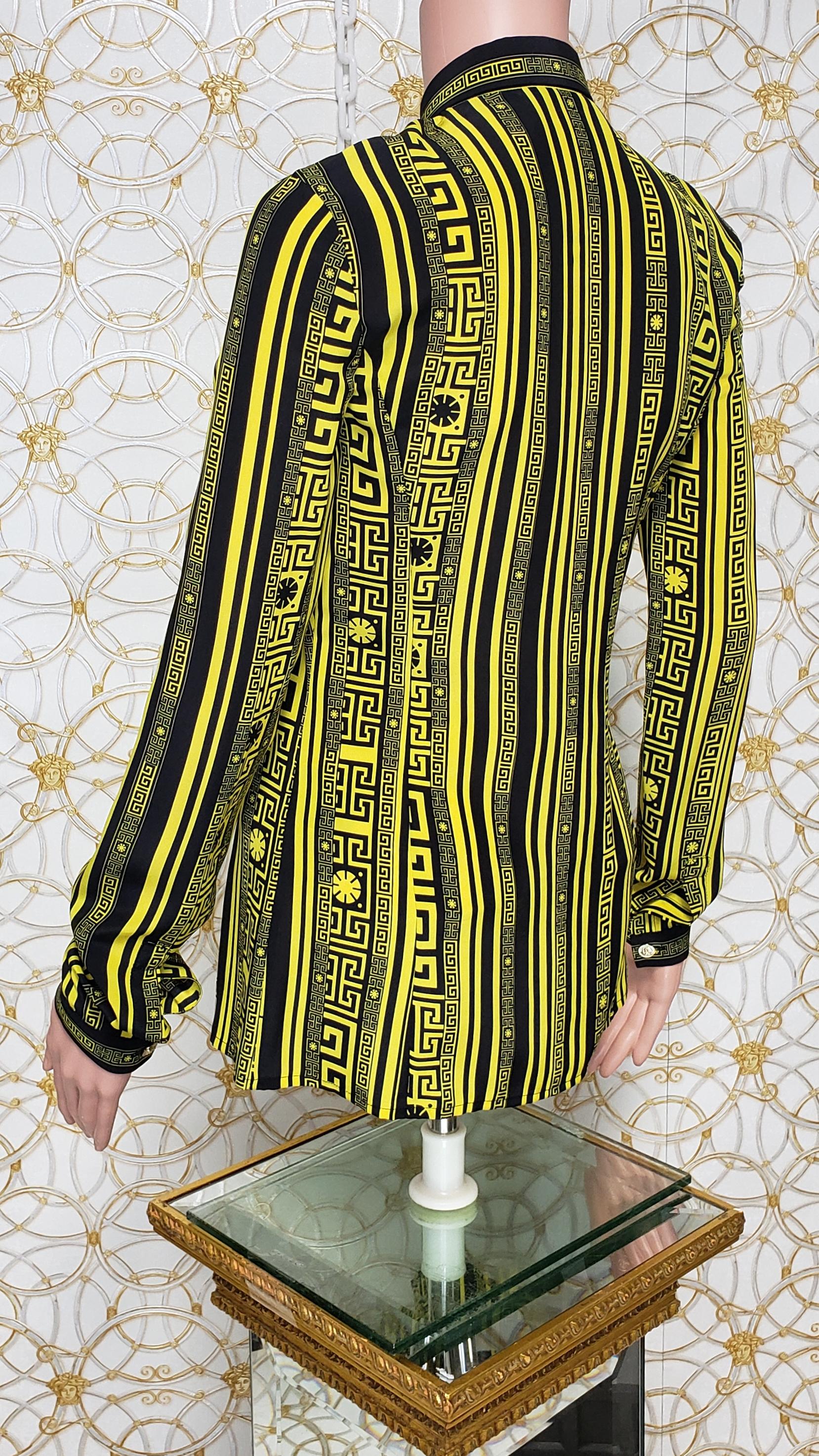 VERSACE Chemise à manches longues grecque en soie, Look 4, 2015  Neuf - En vente à Montgomery, TX