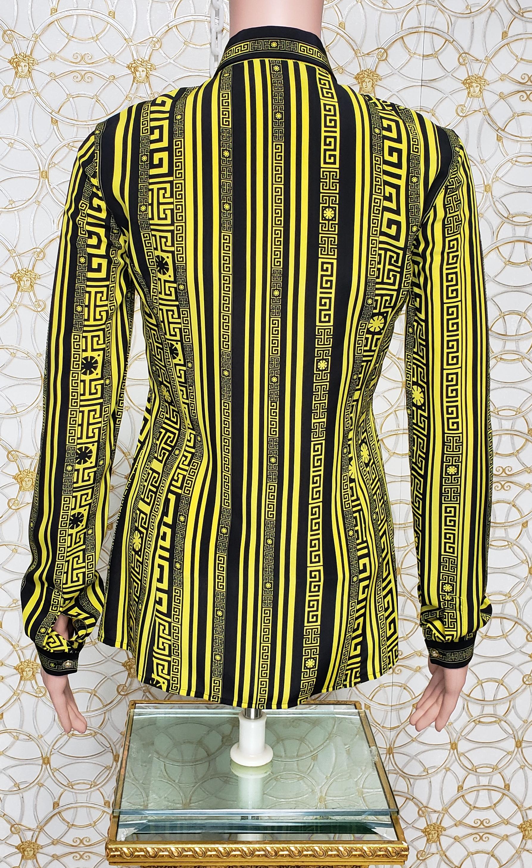 VERSACE Chemise à manches longues grecque en soie, Look 4, 2015  Pour femmes en vente