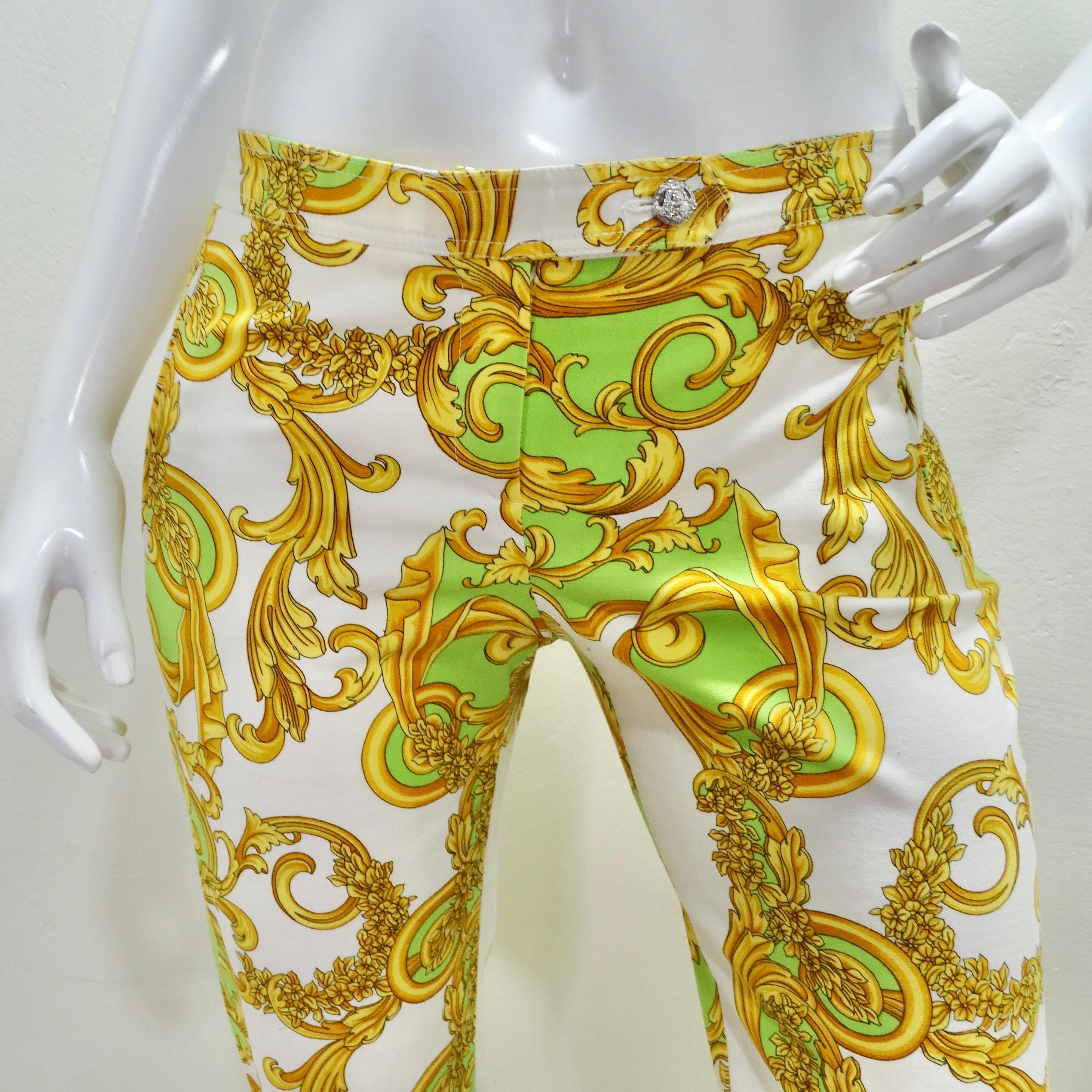 Wenn es nicht barock ist, repariere es nicht! Rocken Sie mit unserer bedruckten Versace Baroque Hose aus den 1990ern! Leuchtend grüner, cremefarbener und goldener Wirbeldruck auf gewebter Baumwollhose. Mittelhohe Passform mit leicht ausgestelltem
