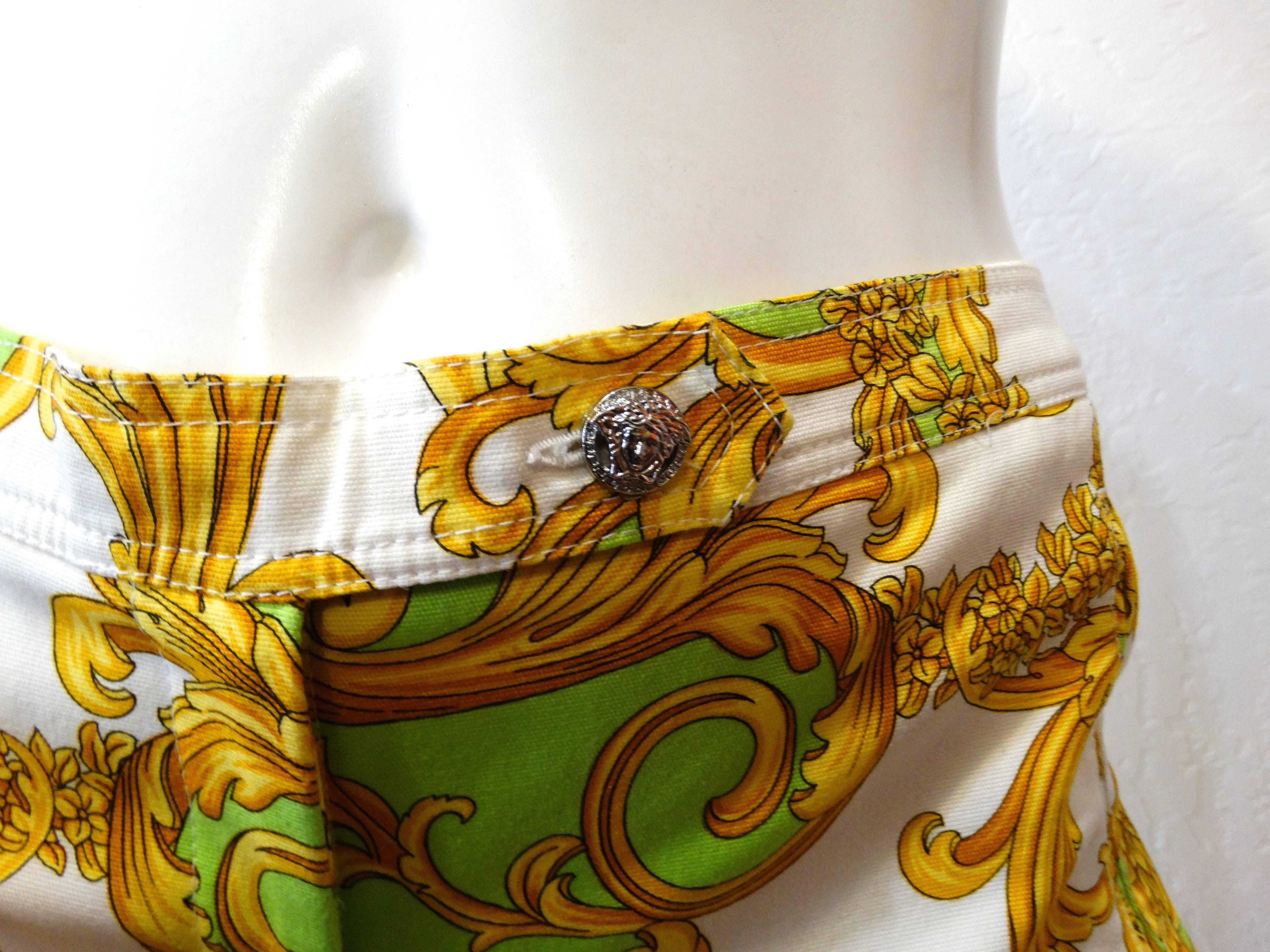 Grüne und goldene Barockhosen von Versace mit Druck  (Braun) im Angebot