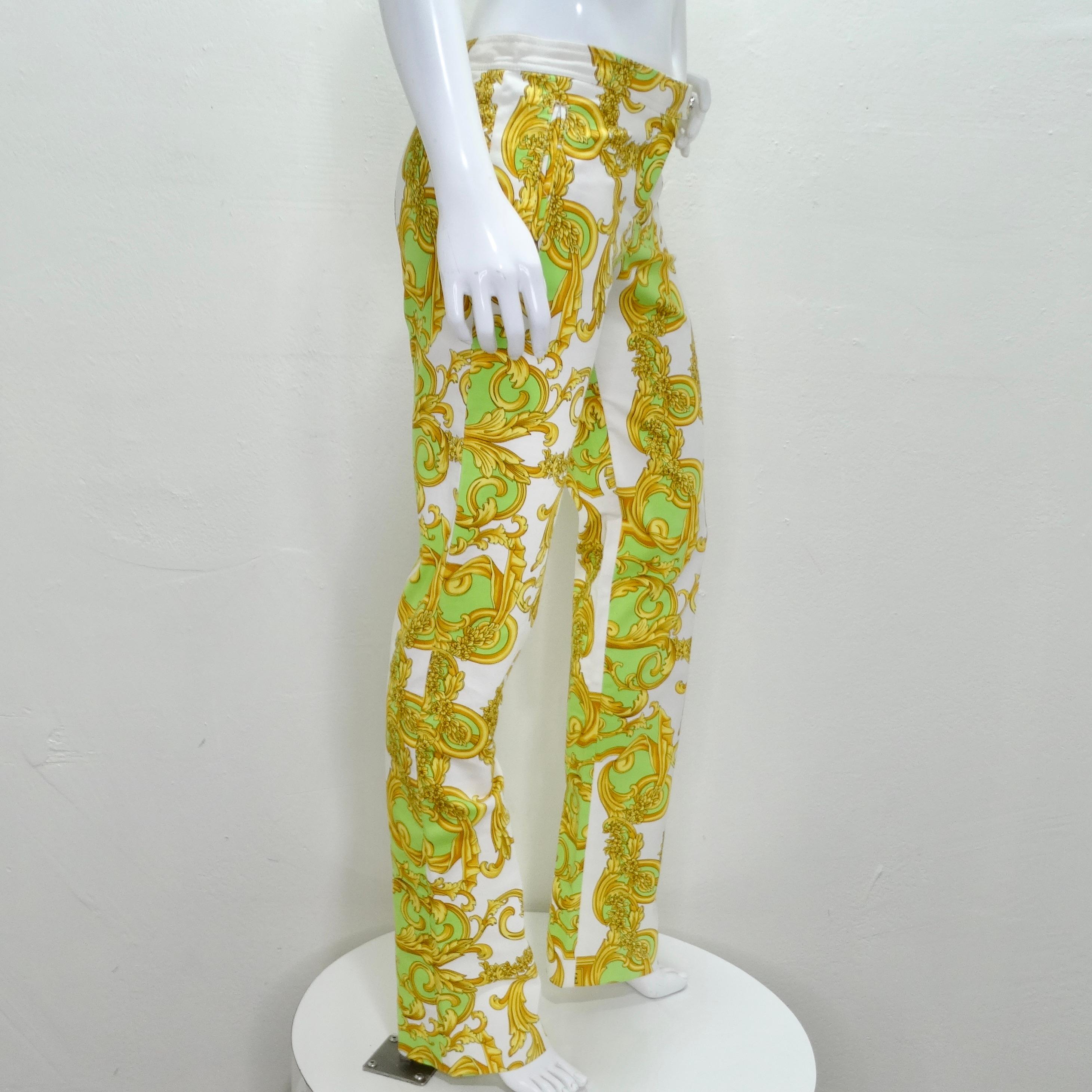 Versace - Pantalon imprimé baroque vert et or Unisexe en vente