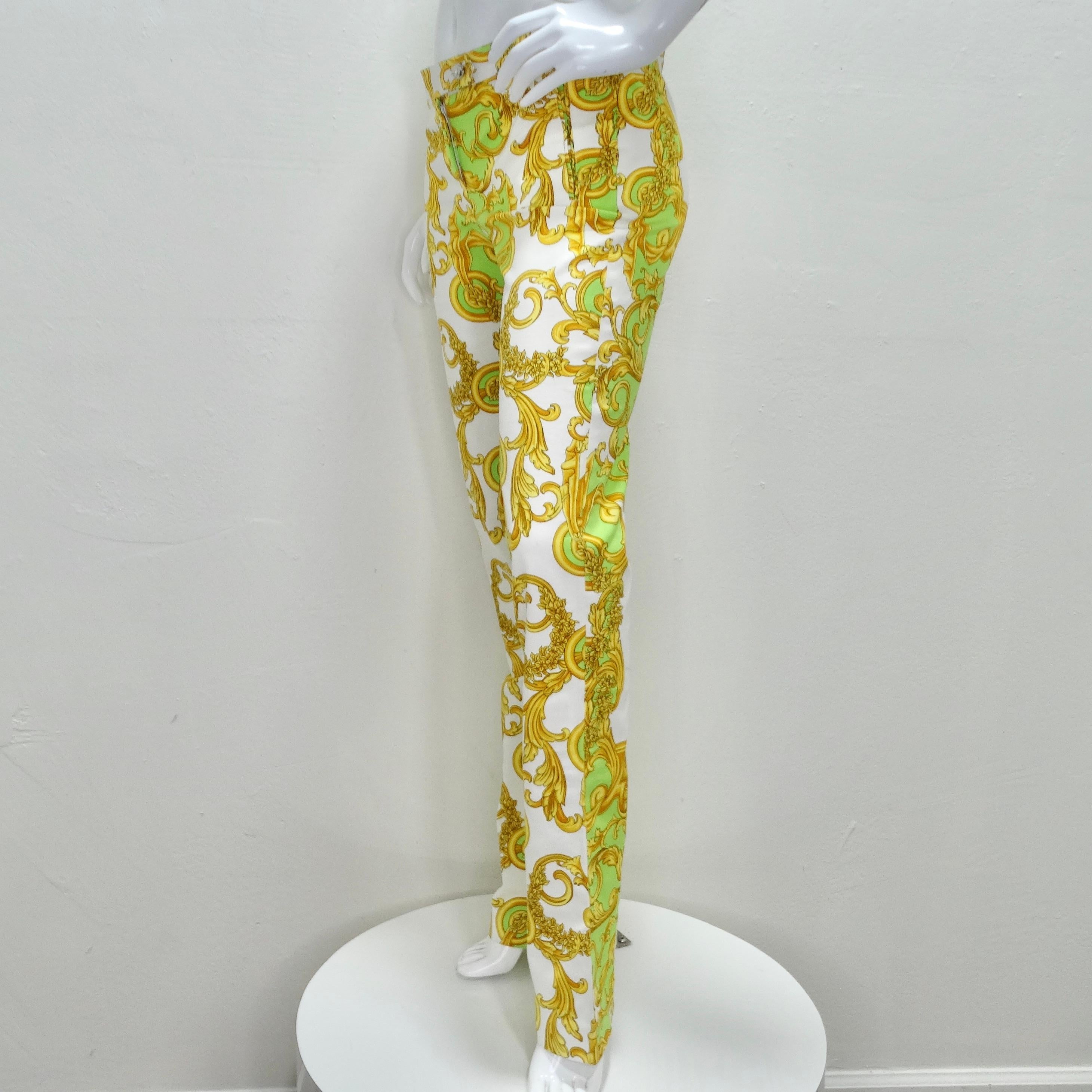 Versace - Pantalon imprimé baroque vert et or en vente 3