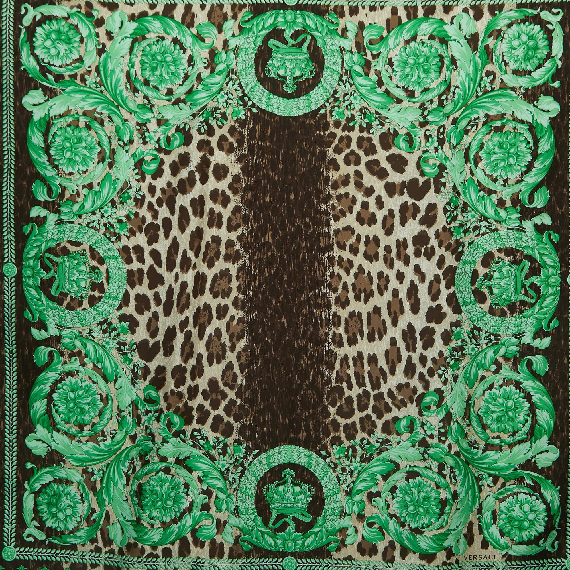 Classy and stylish are some words that come to our minds when we look at the scarf. The label brings you this versatile creation made from luxurious materials that you style with many outfits.