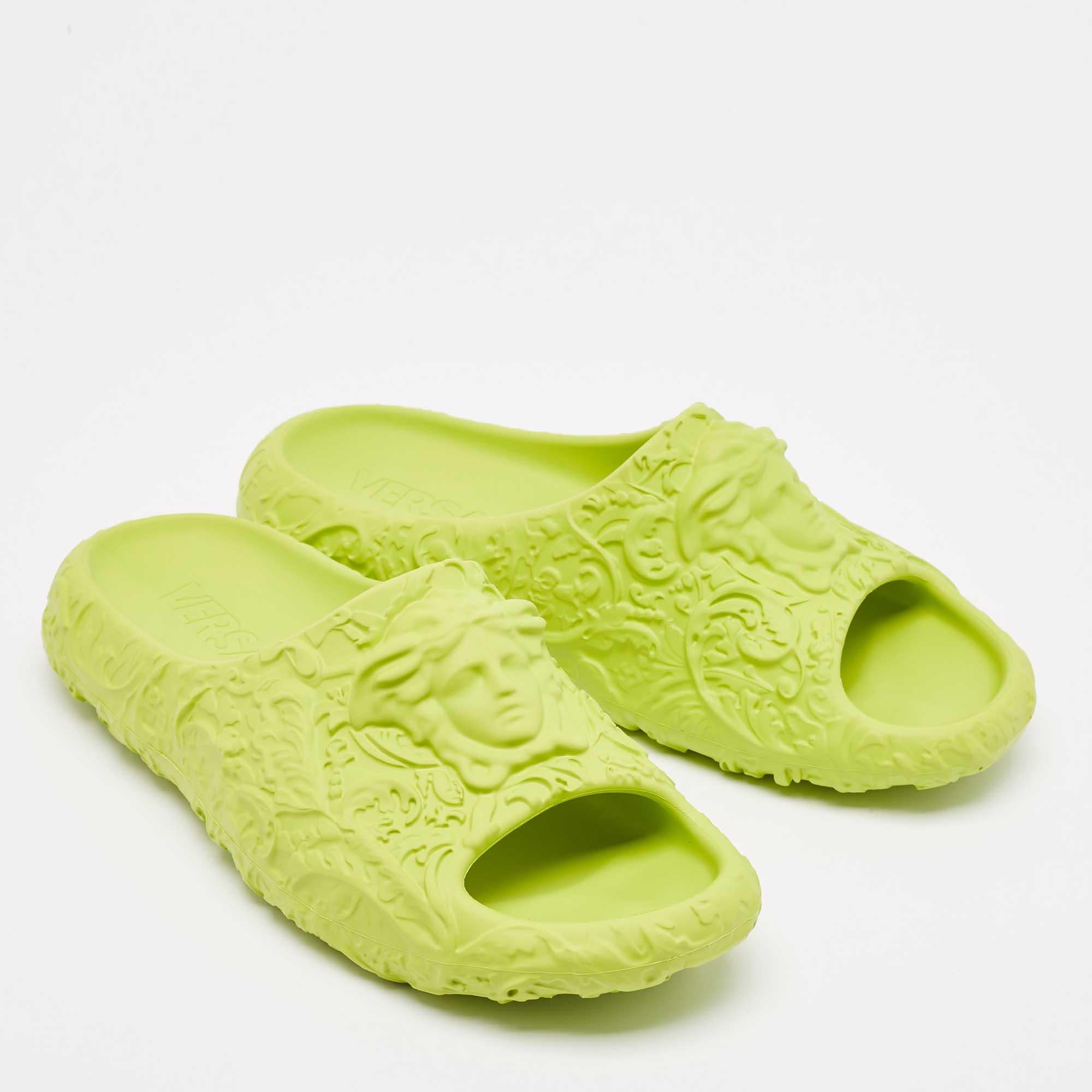 Versace Green Baroque Medusa Embossed Rubber Pool Slides Size 43 In New Condition For Sale In Dubai, Al Qouz 2