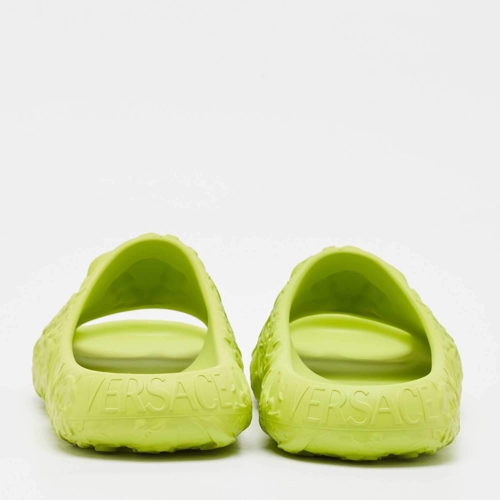 Men's Versace Green Baroque Medusa Embossed Rubber Pool Slides Size 43 For Sale