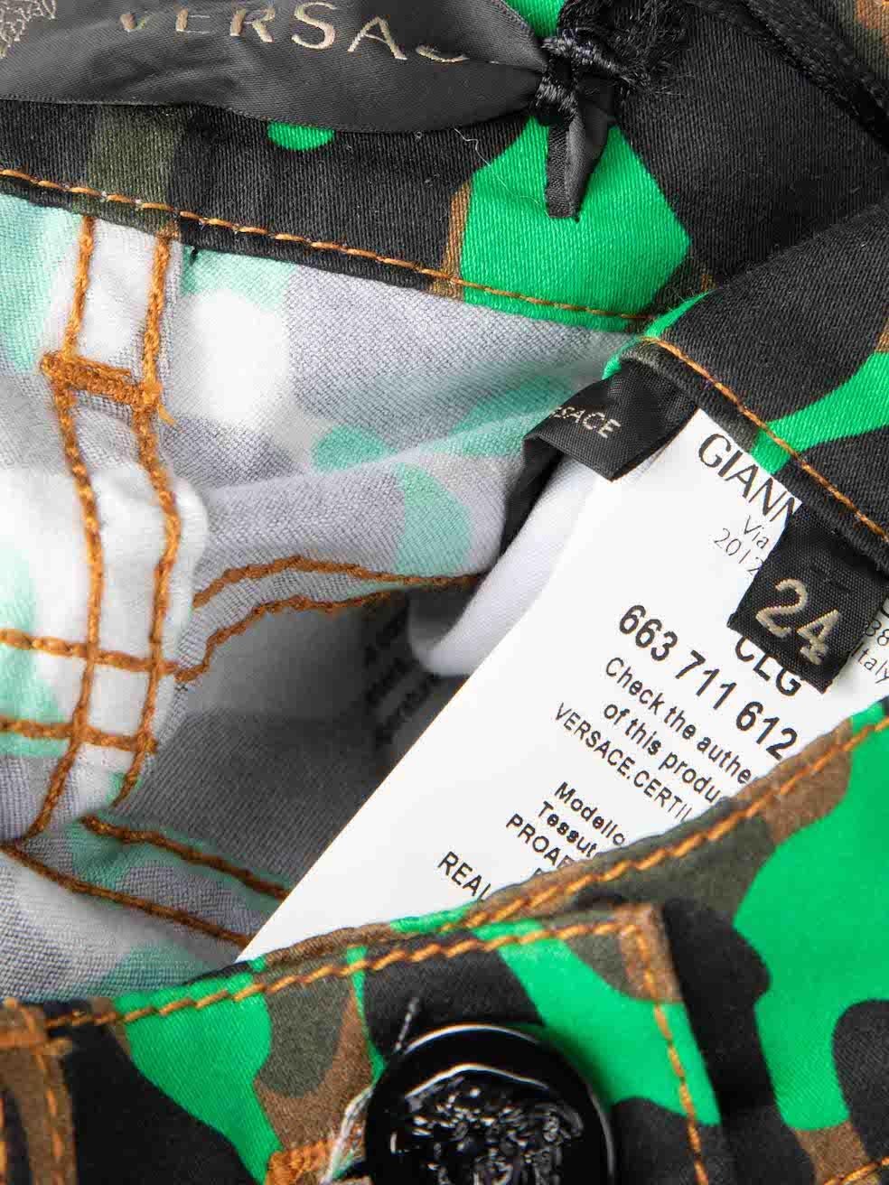 Skinny Jeans von Versace mit grünem Camo-Druck und Medusa-Detail Größe XS Damen im Angebot