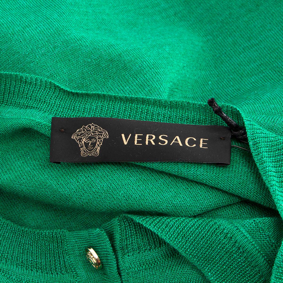 VERSACE green cashmere & silk BUTTON FRONT CREWNECK Cardigan Sweater 44 L In Excellent Condition For Sale In Zürich, CH