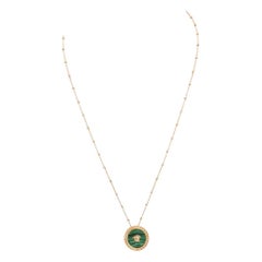 Versace Collier pendentif tête de Méduse en marbre vert et or