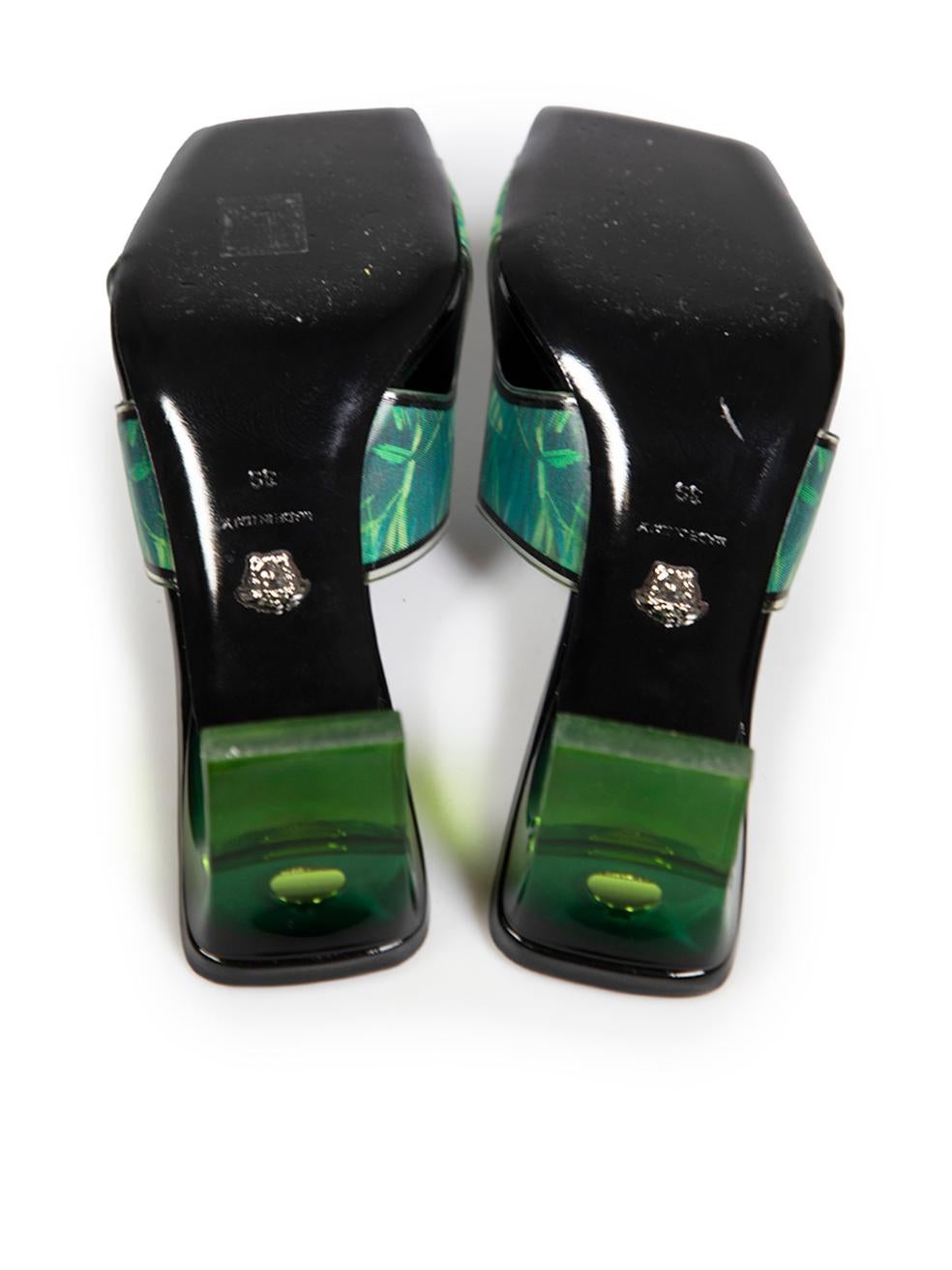 Versace Pantoletten mit Lentikulardruck und Logo in Grün, Dschungel, Größe IT 39 Damen im Angebot
