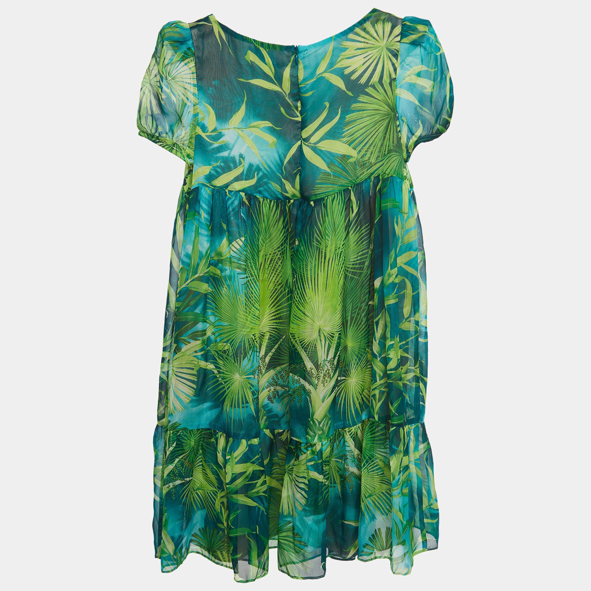 Elevate your little one's style with the Versace green dress. Meticulously crafted for durability and comfort, it has a gorgeous leaf print design that's perfect for all seasons. Can be easily styled with flats as well as sneakers.

Kids clothes