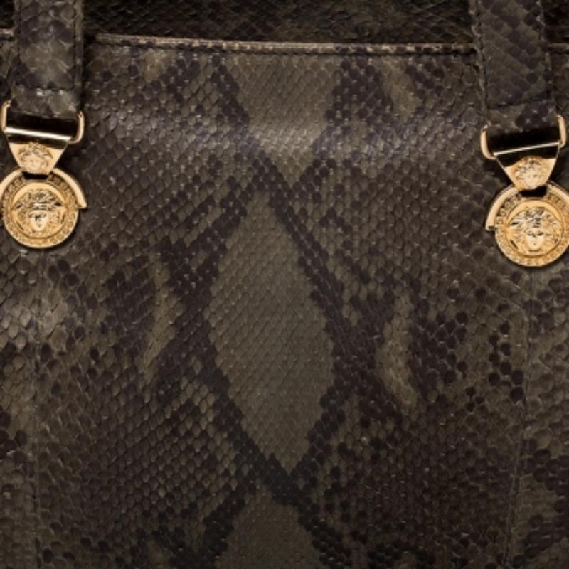 Très résistant et extrêmement tendance, ce fourre-tout est signé Versace. Le sac est réalisé en cuir de python dans une luxueuse teinte verte et comporte les motifs Medusa caractéristiques de la marque. De plus, il est équipé de deux poignées et