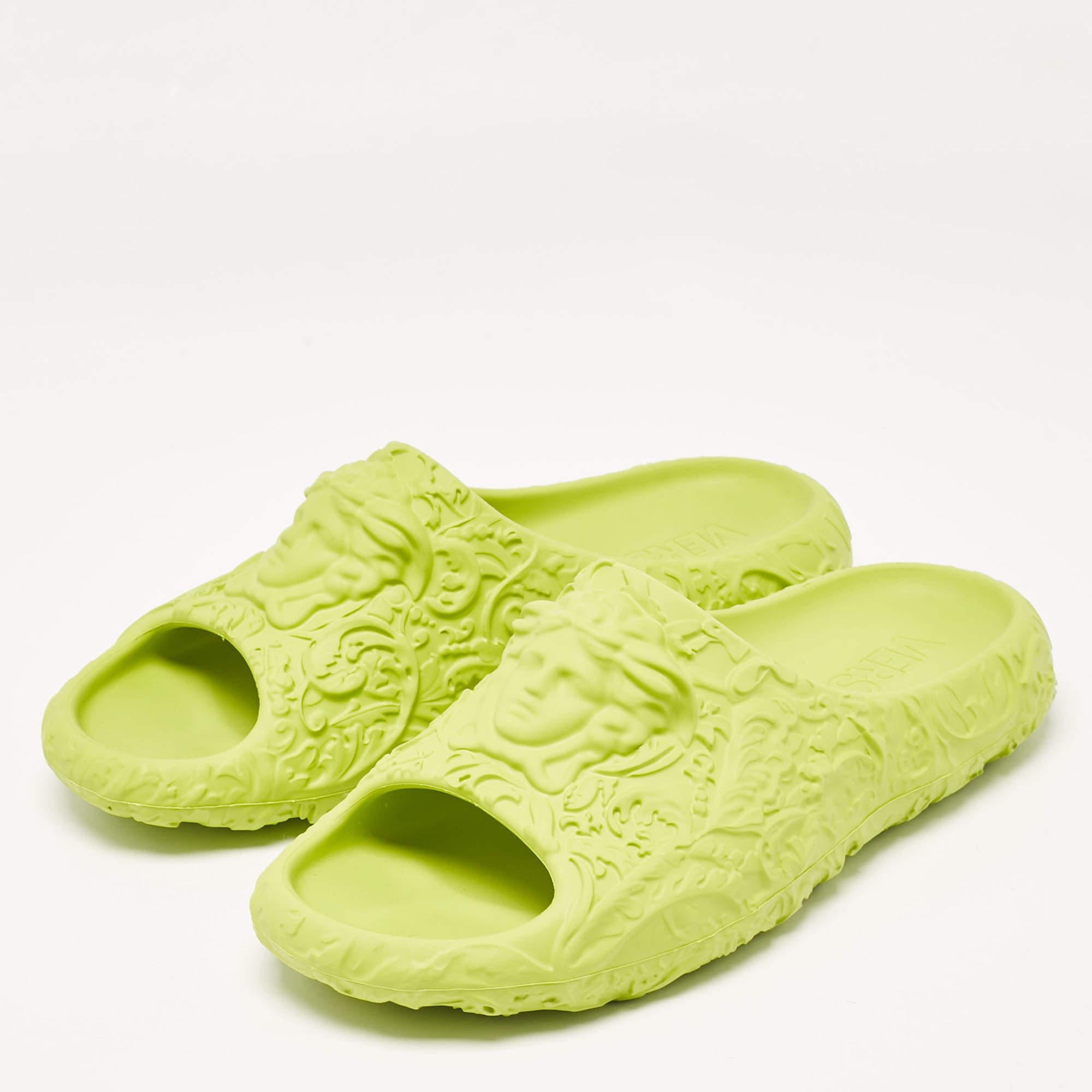 A perfect blend of luxury style and comfort these designer mules are made using quality materials and frame your feet in the most elegant way. They can be paired with a host of outfits from your wardrobe.