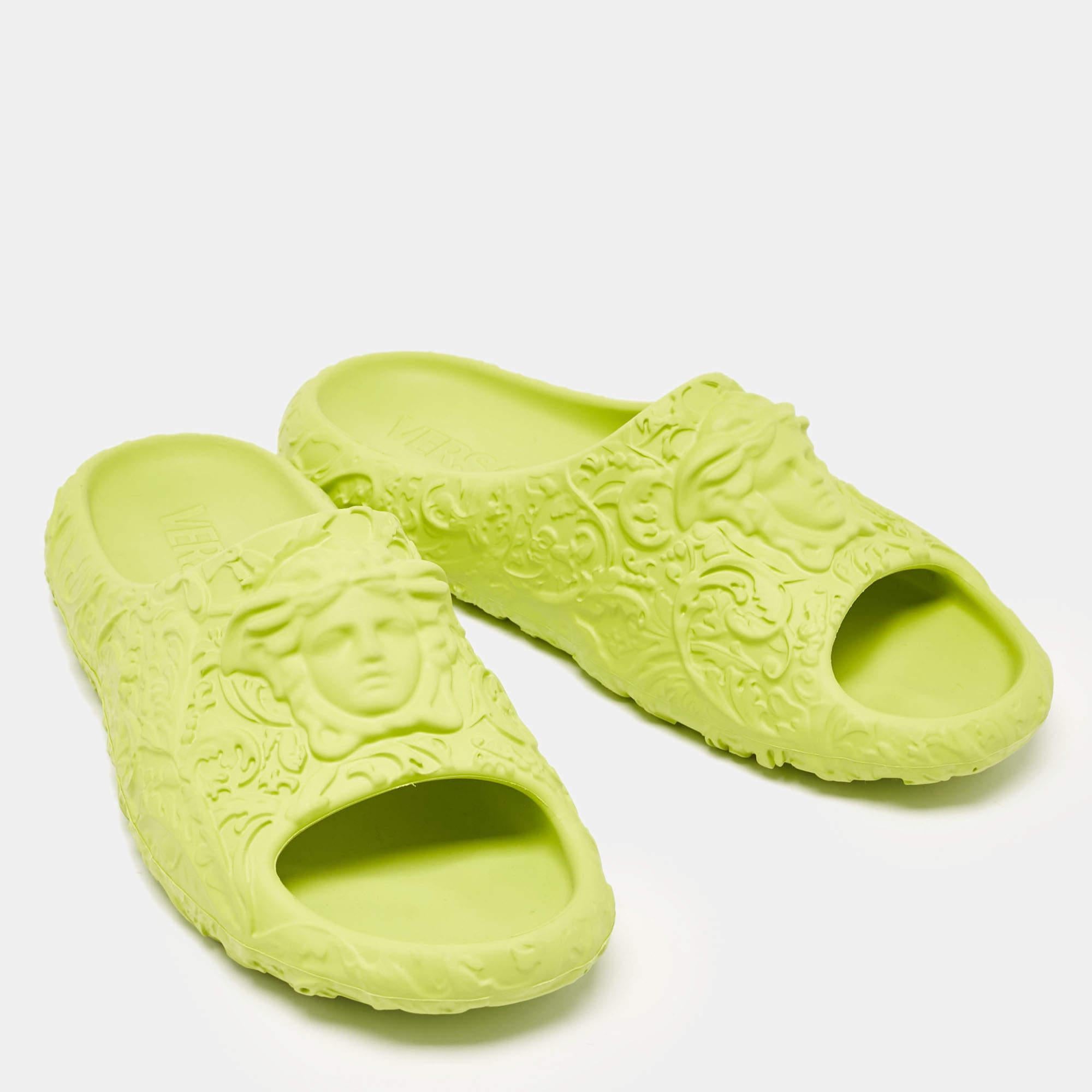 Versace Green Rubber Mules Size 46 In Excellent Condition For Sale In Dubai, Al Qouz 2