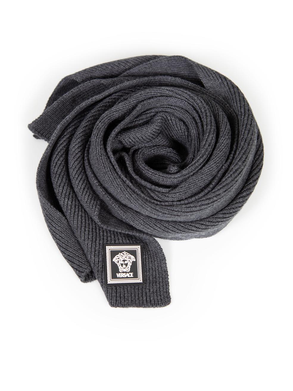 CONDITION is New with tags on this brand new Versace designer item. This item comes with original packaging.
 
 
 
 Details
 
 
 Model: ISC2200
 
 Season: FW23
 
 Grey
 
 Wool
 
 Scarf
 
 Medusa motif
 
 
 
 
 
 Made in Italy
 
 
 
 Composition
 

