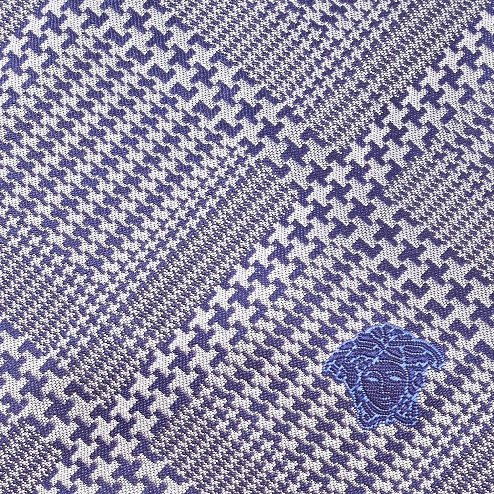 This Versace tie is a perfect formal accessory that has a sharp and modern appeal. Made from luxurious materials it features intricate patterns and the brand label neatly stitched at the back. It is sure to add oodles of style to your blazers.