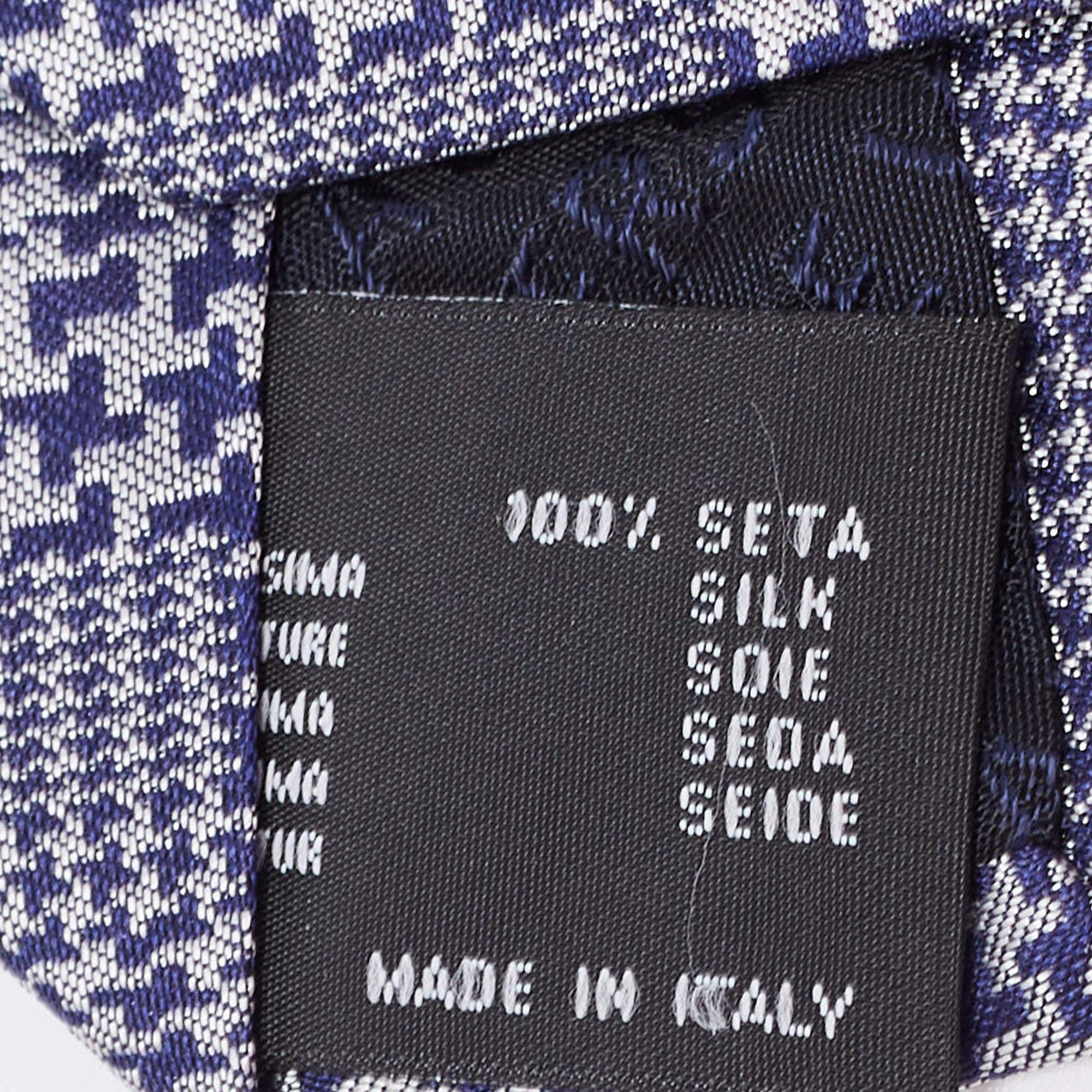 Versace Grey/Navy Blue Patterned Silk Tie In Good Condition For Sale In Dubai, Al Qouz 2