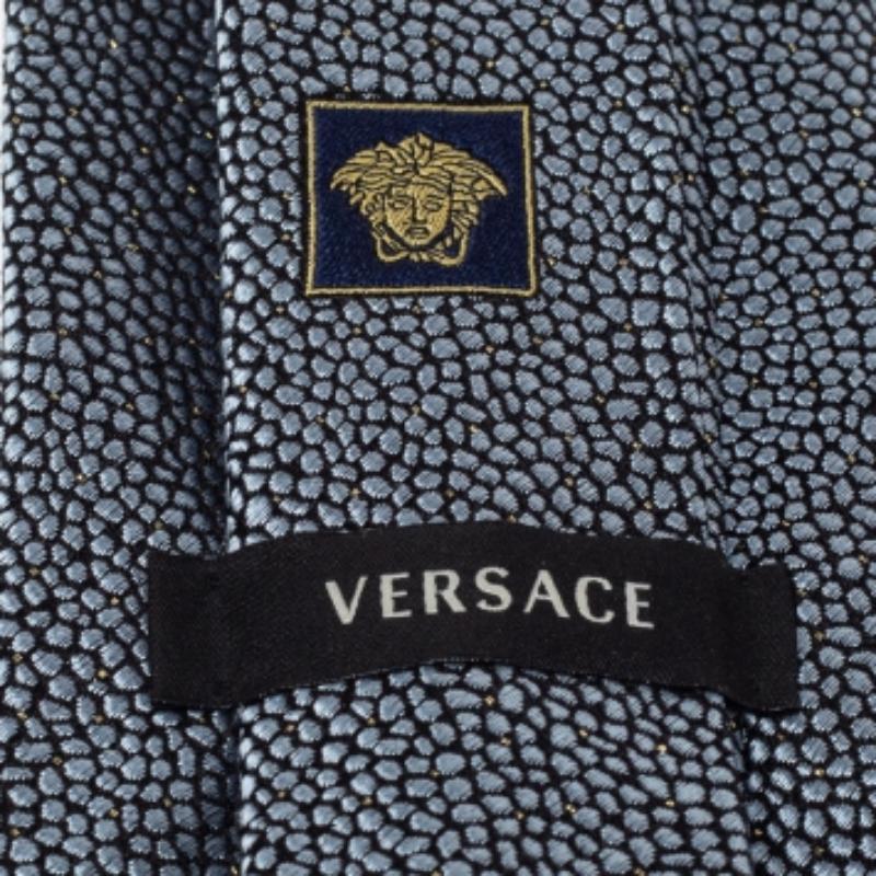 Versace Grey & Navy Dot Pattern Jacquard Silk Tie en Bueno estado para la venta en Dubai, Al Qouz 2