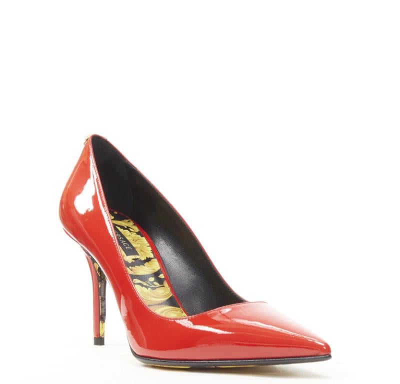VERSACE Hibiscus Barocco gold sole red patent Medusa stud pump EU38.5
Reference: TGAS/C01204
Brand: Versace
Designer: Donatella Versace
Model: DST037M DVE21 K5NOH
Collection: Hibiscus Barocco
Material: Patent Leather
Color: Red, Gold
Pattern: