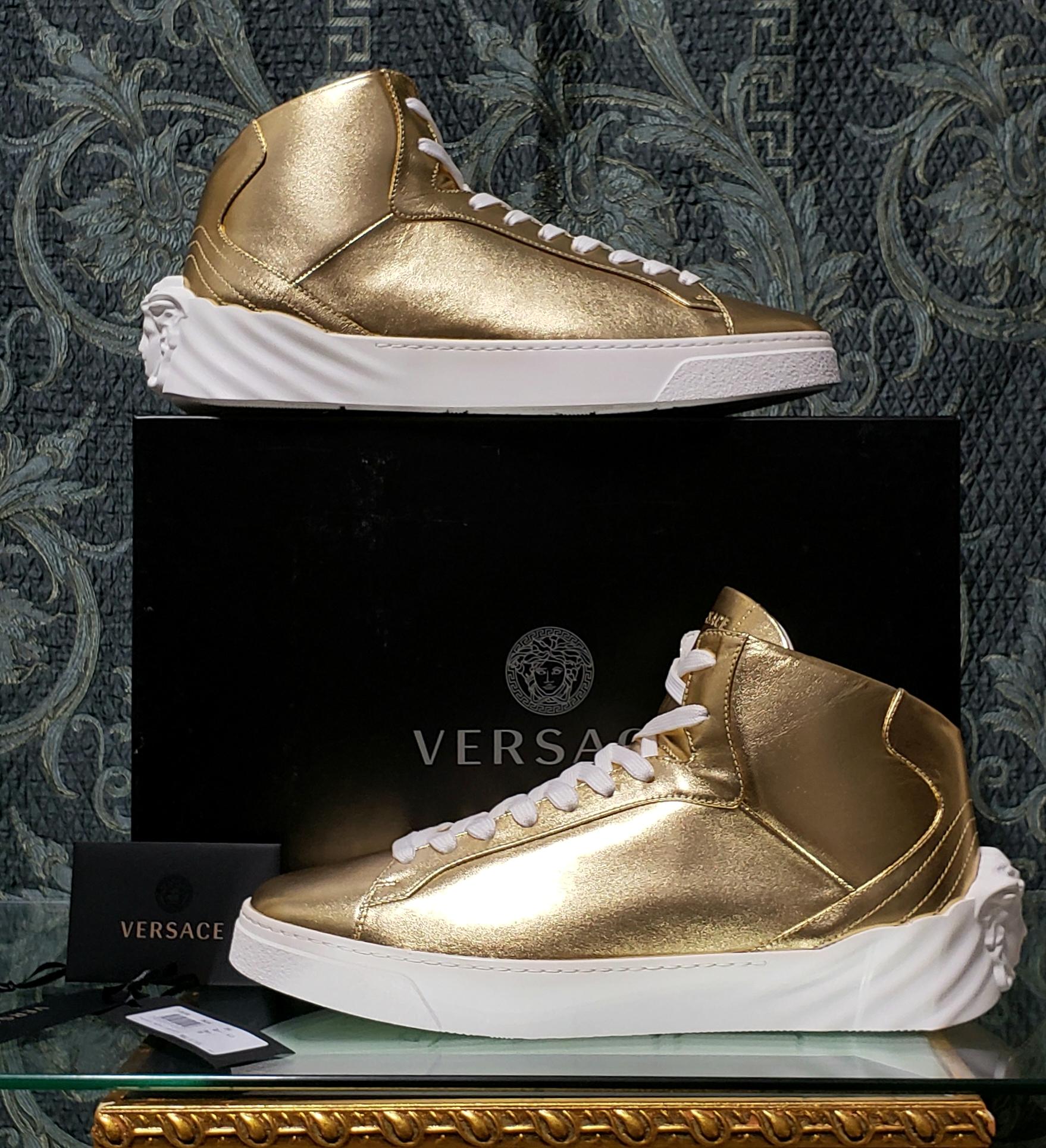 VERSACE 



High shine metallic leather sneakers with stitching detail are angled at ankle and set on a ridged sole featuring iconic Medusa logo heel.

Metallic leather upper

Round toe

Laced vamp

Leather lining

Padded insole

Rubber
