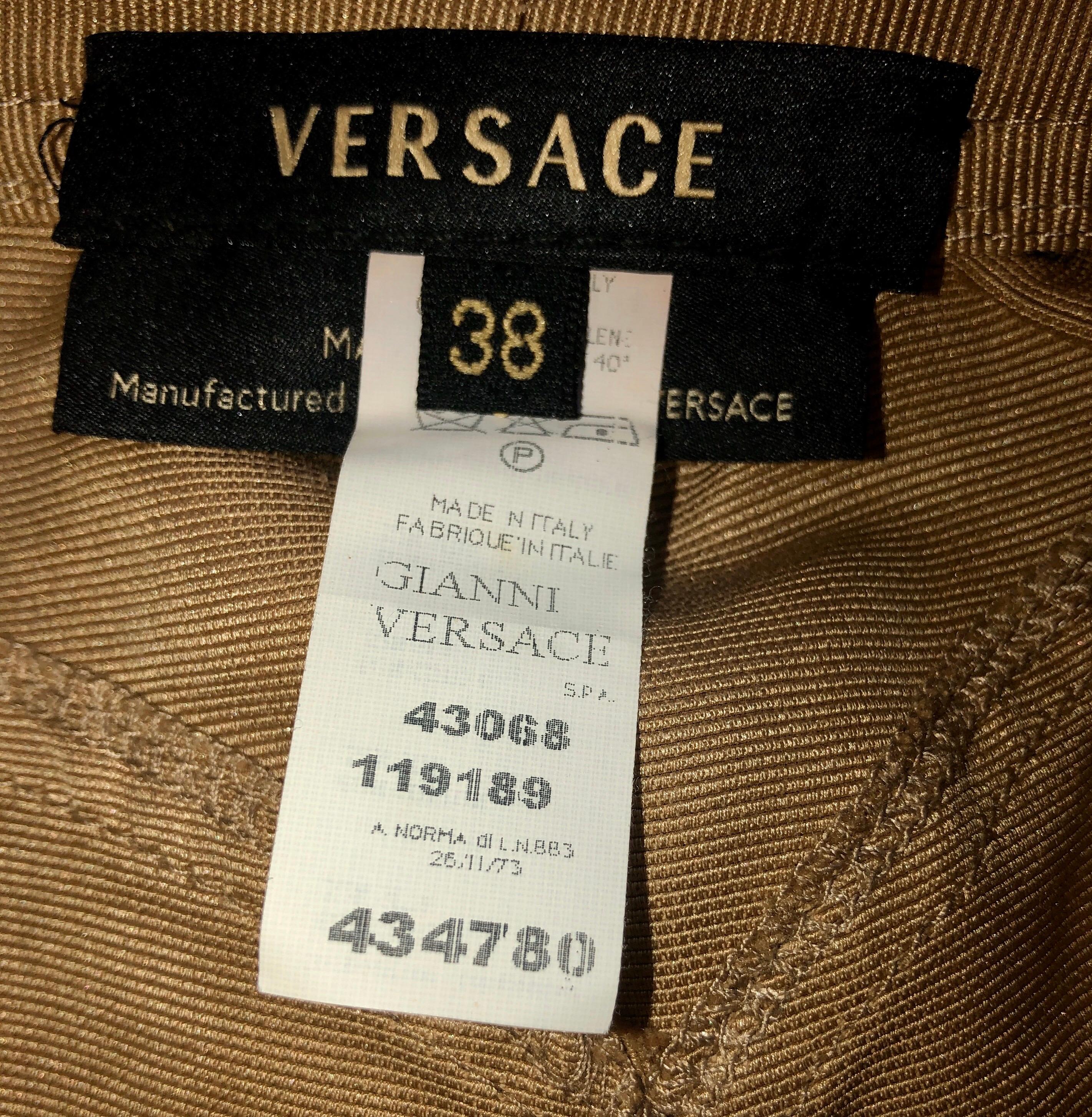 NEU Versace Seidenmischung Tan Hot Pants mit Medusa-Detail Knöpfen 38 im Zustand „Gut“ im Angebot in Switzerland, CH