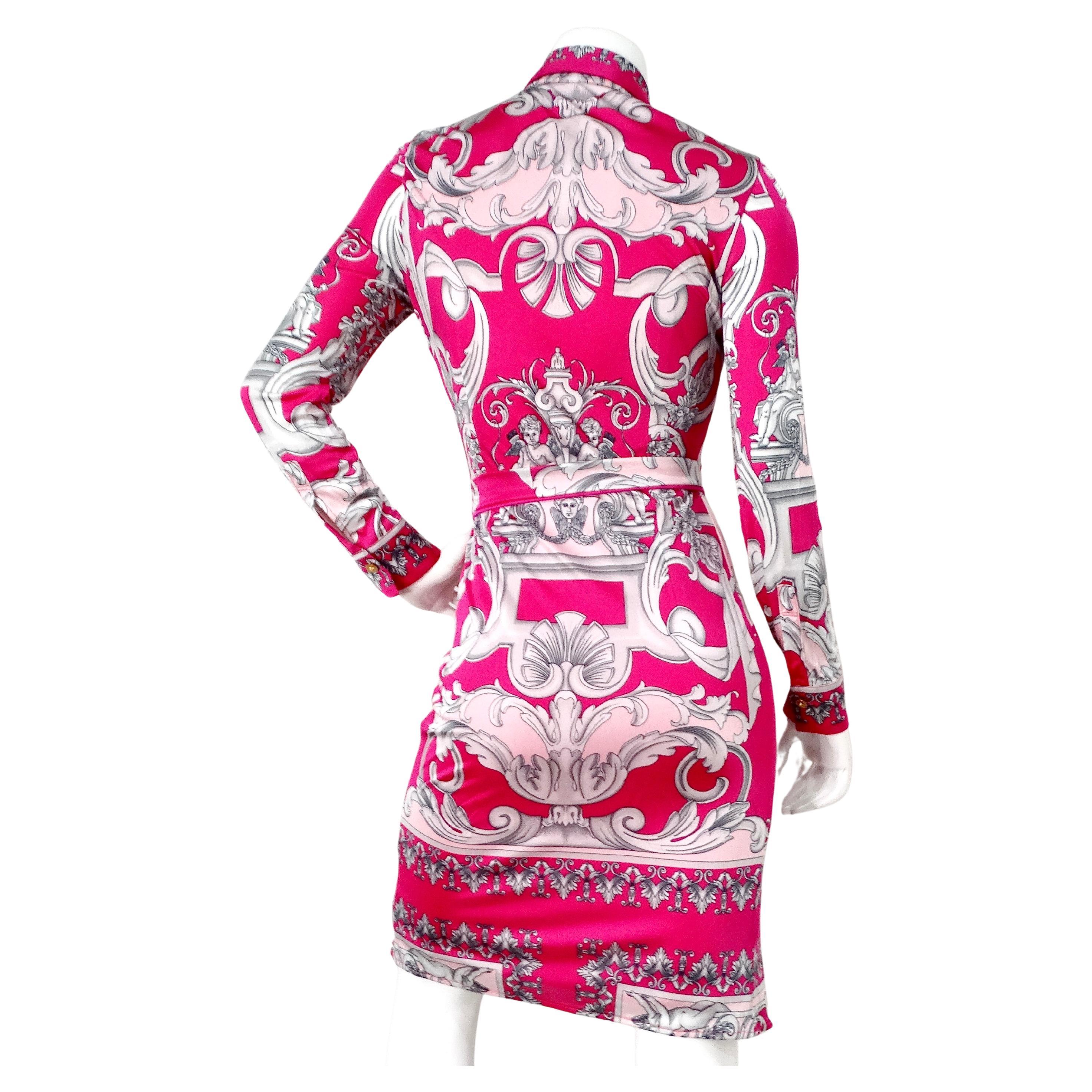El Vestido con Cinturón de Manga Larga y Recorte de Estampado Barroco Versace Rosa Caliente es una llamativa prenda que encarna el lujo atrevido y el diseño sofisticado. Confeccionado en un cómodo tejido de alta calidad, el vestido presenta un vivo
