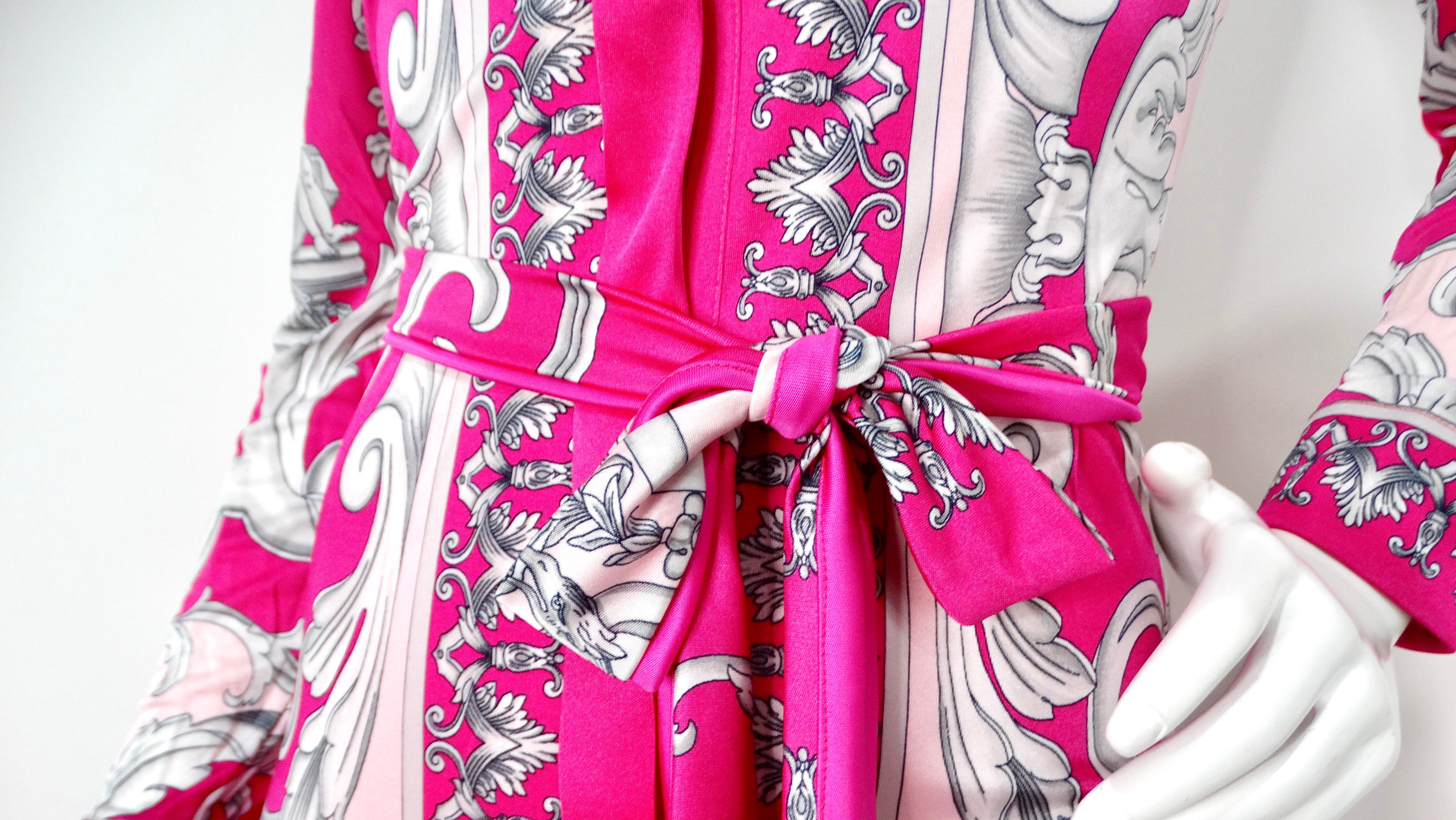 Vestido con Cinturón de Manga Larga y Estampado Barroco Recortado Versace Rosa Caliente en Bueno estado para la venta en Scottsdale, AZ