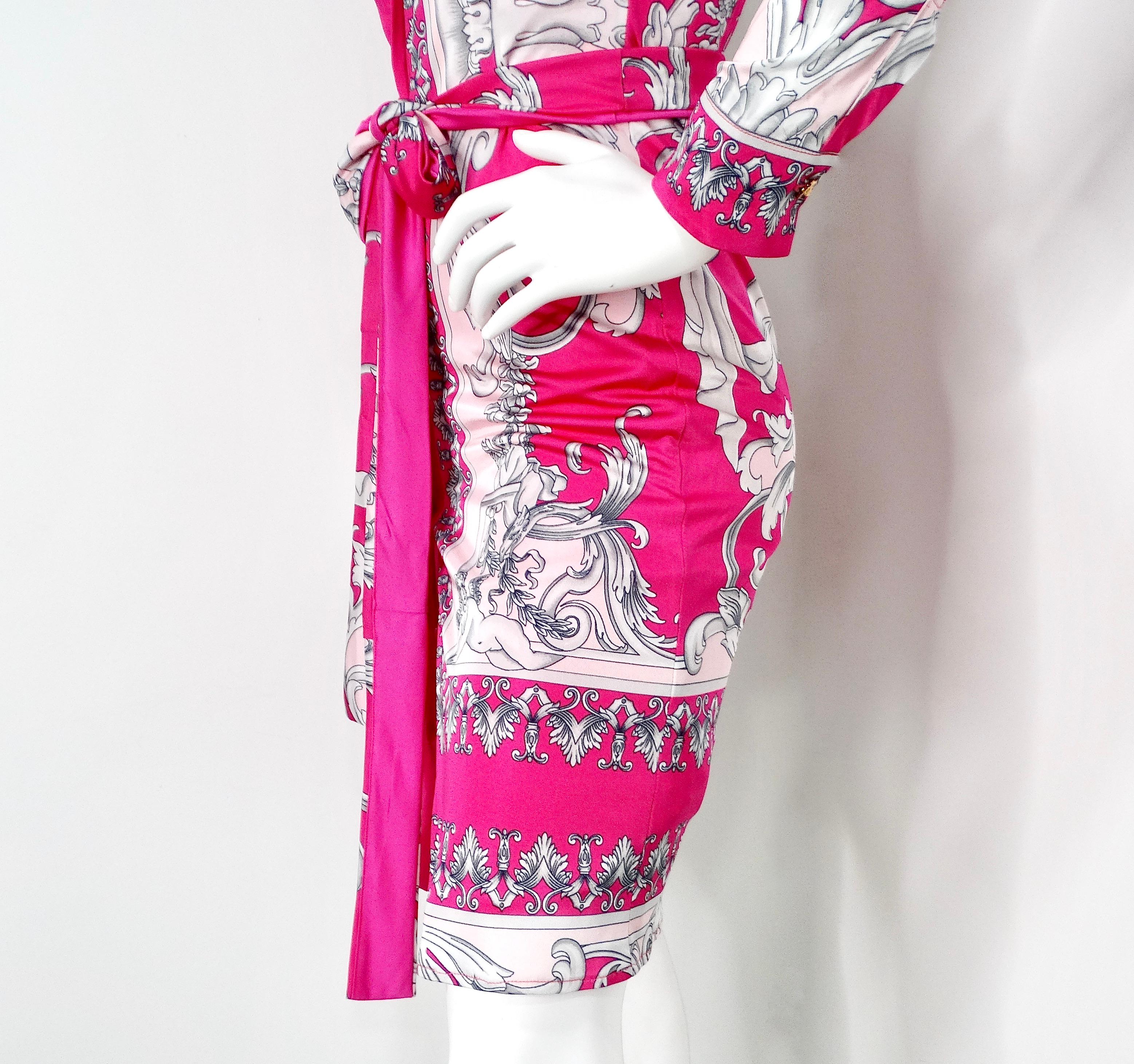 Vestido con Cinturón de Manga Larga y Estampado Barroco Recortado Versace Rosa Caliente en venta 2