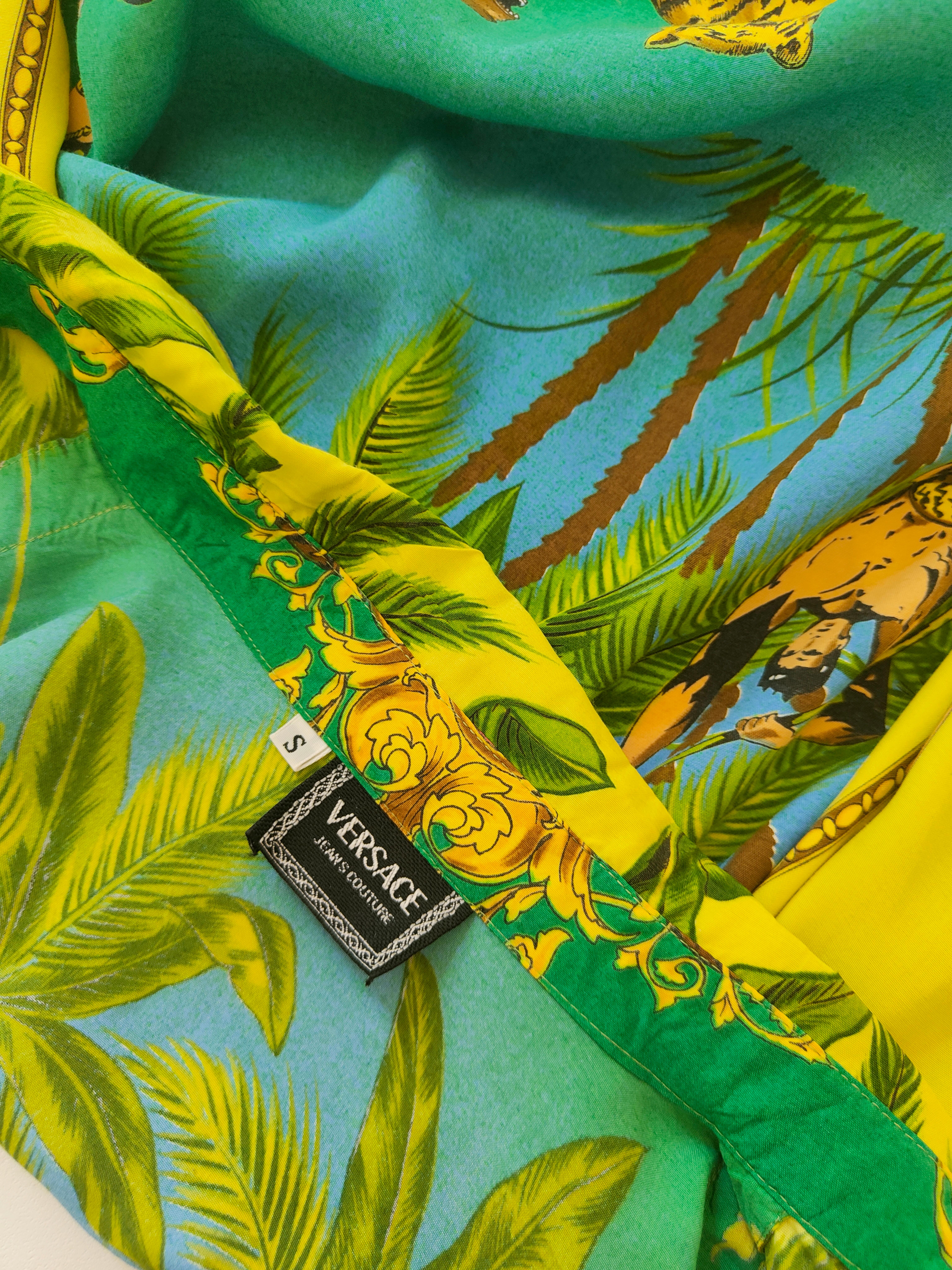 Chemise en coton iconique Tarzan de Versace
Chemise unique en coton multicolore
Totalement fabriqué en Italie en taille S
