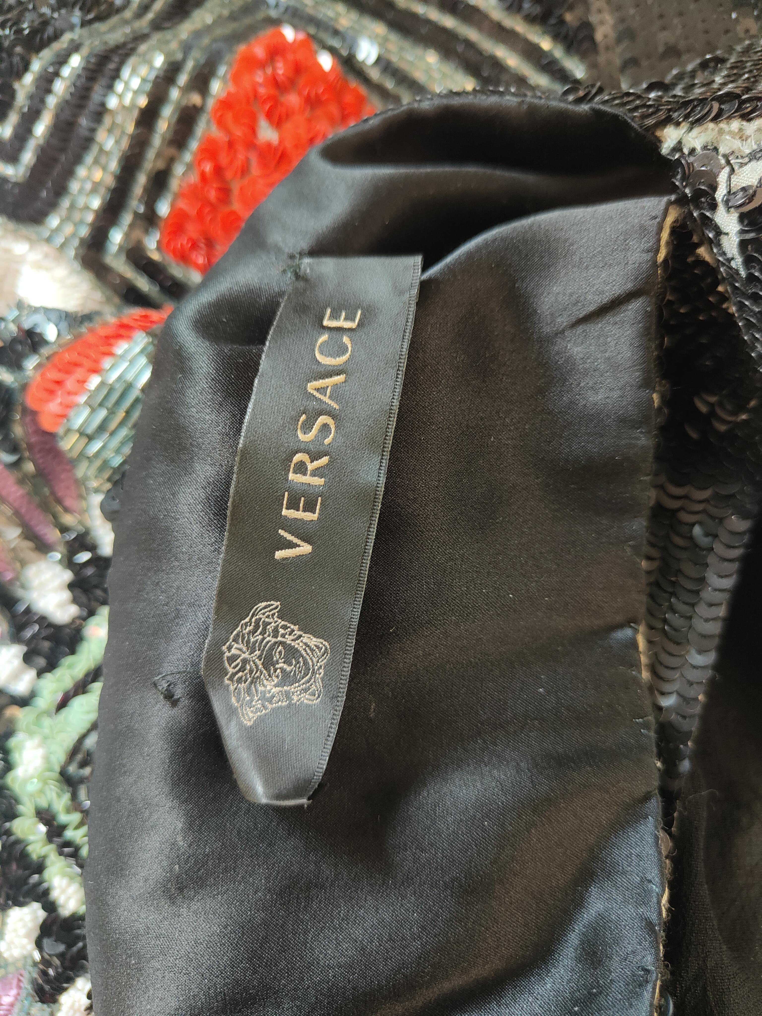 Versace - Robe longue multicolore à paillettes et perles emblématiques en vente 5