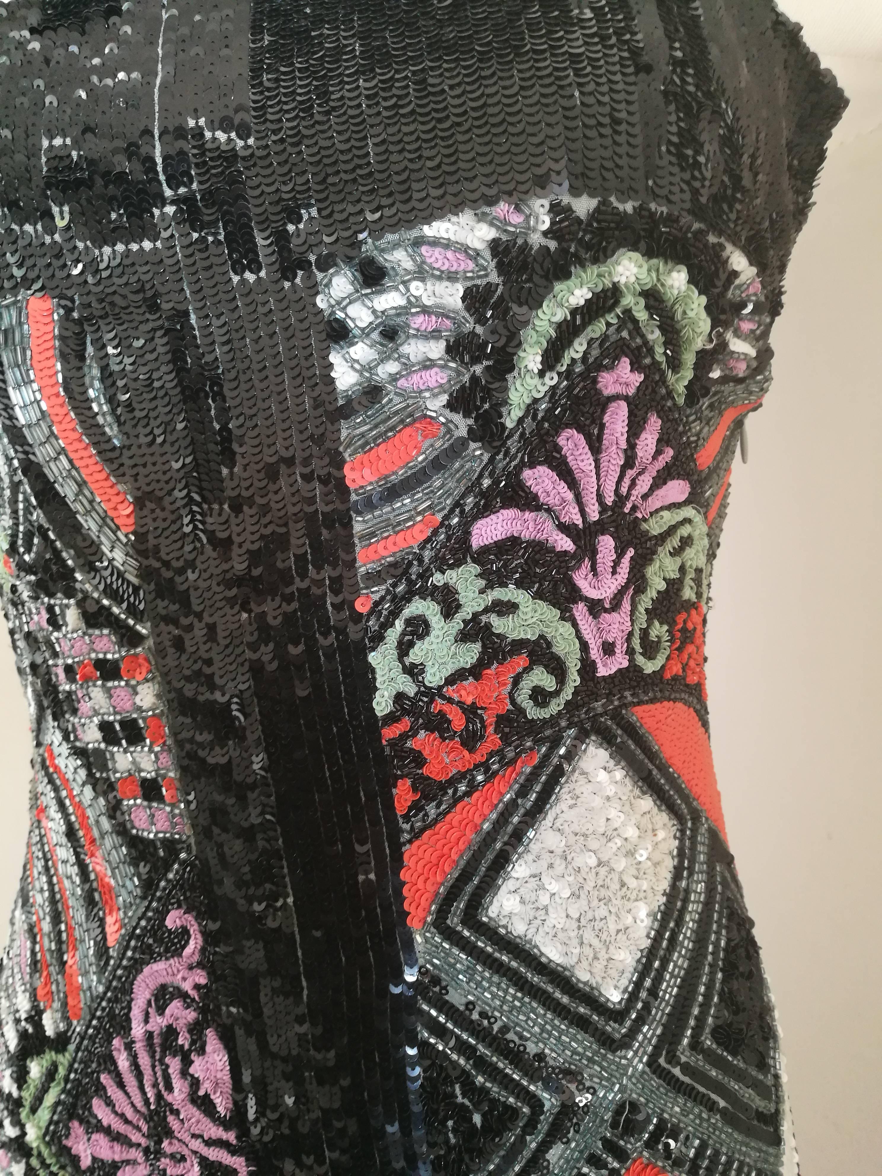 Noir Versace - Robe longue multicolore à paillettes et perles emblématiques en vente