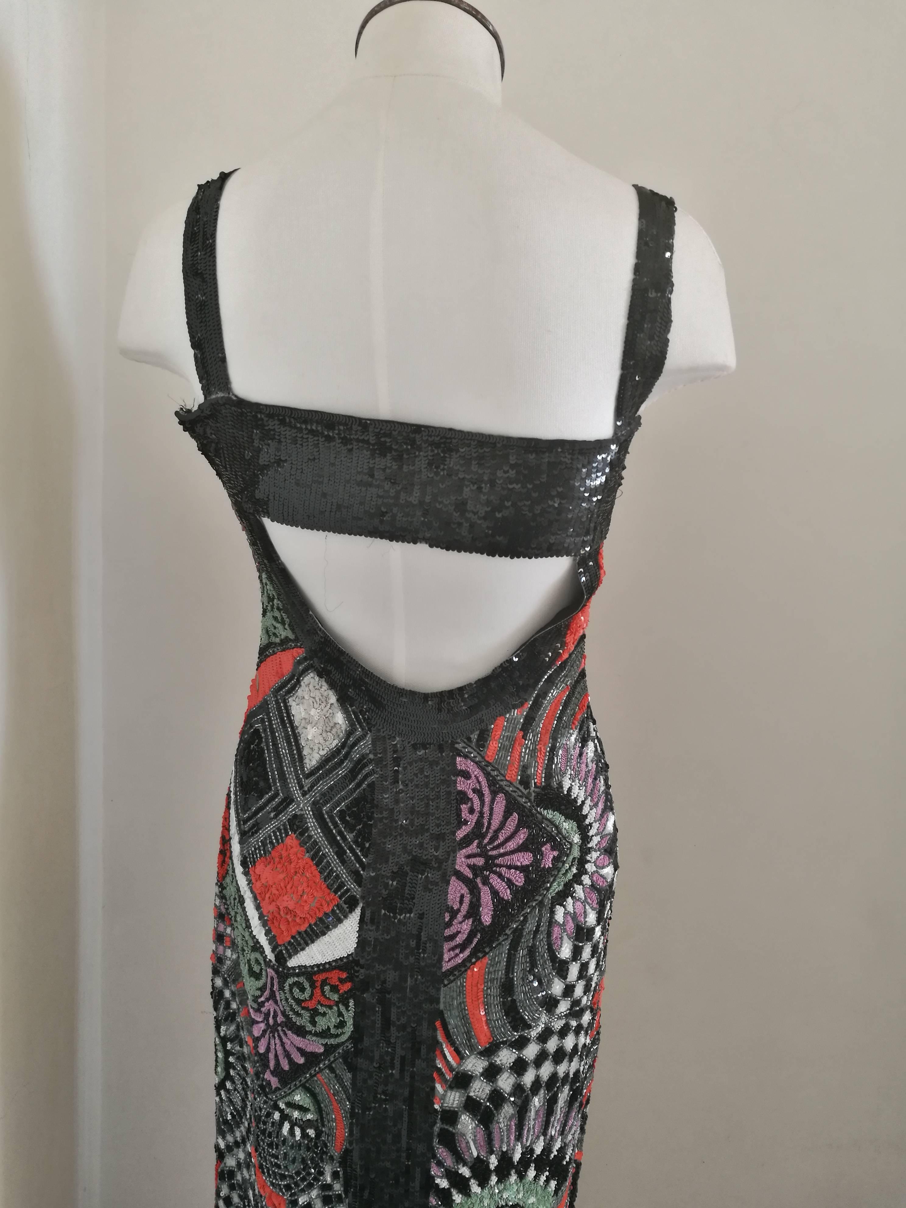 Versace - Robe longue multicolore à paillettes et perles emblématiques en vente 1
