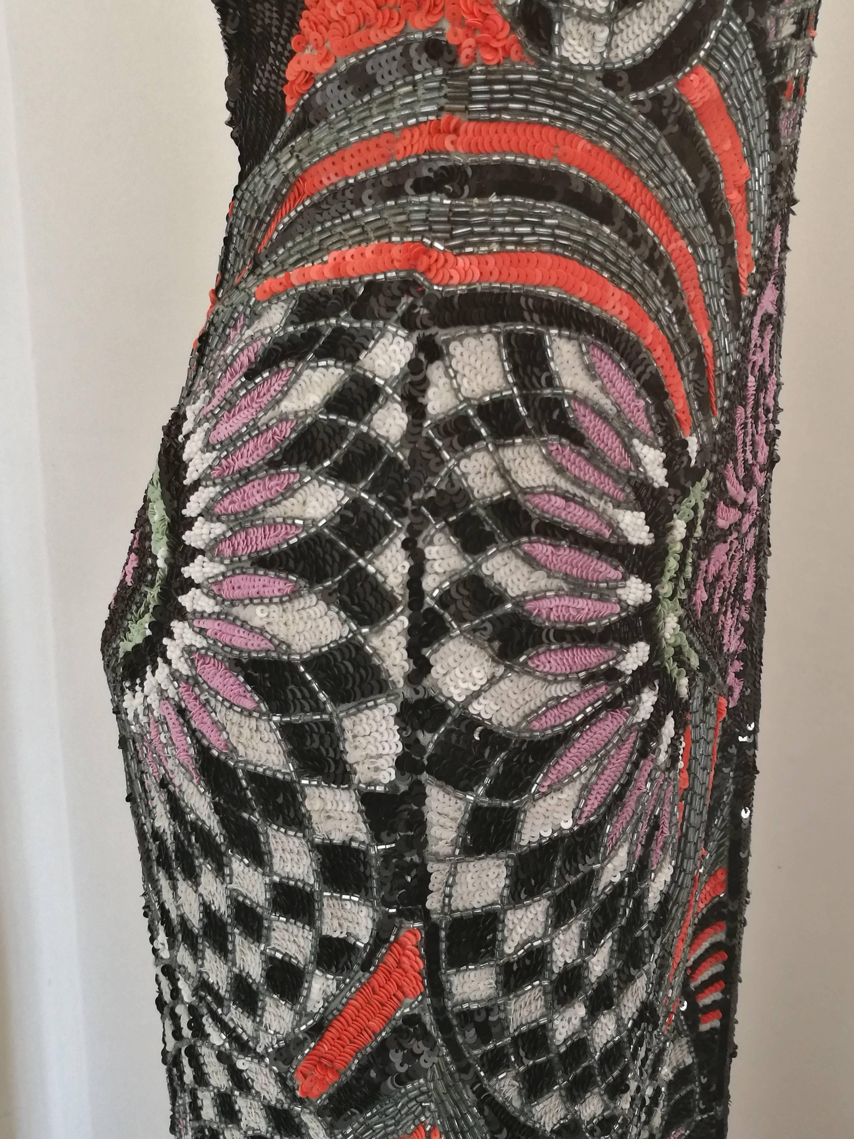 Versace - Robe longue multicolore à paillettes et perles emblématiques en vente 4