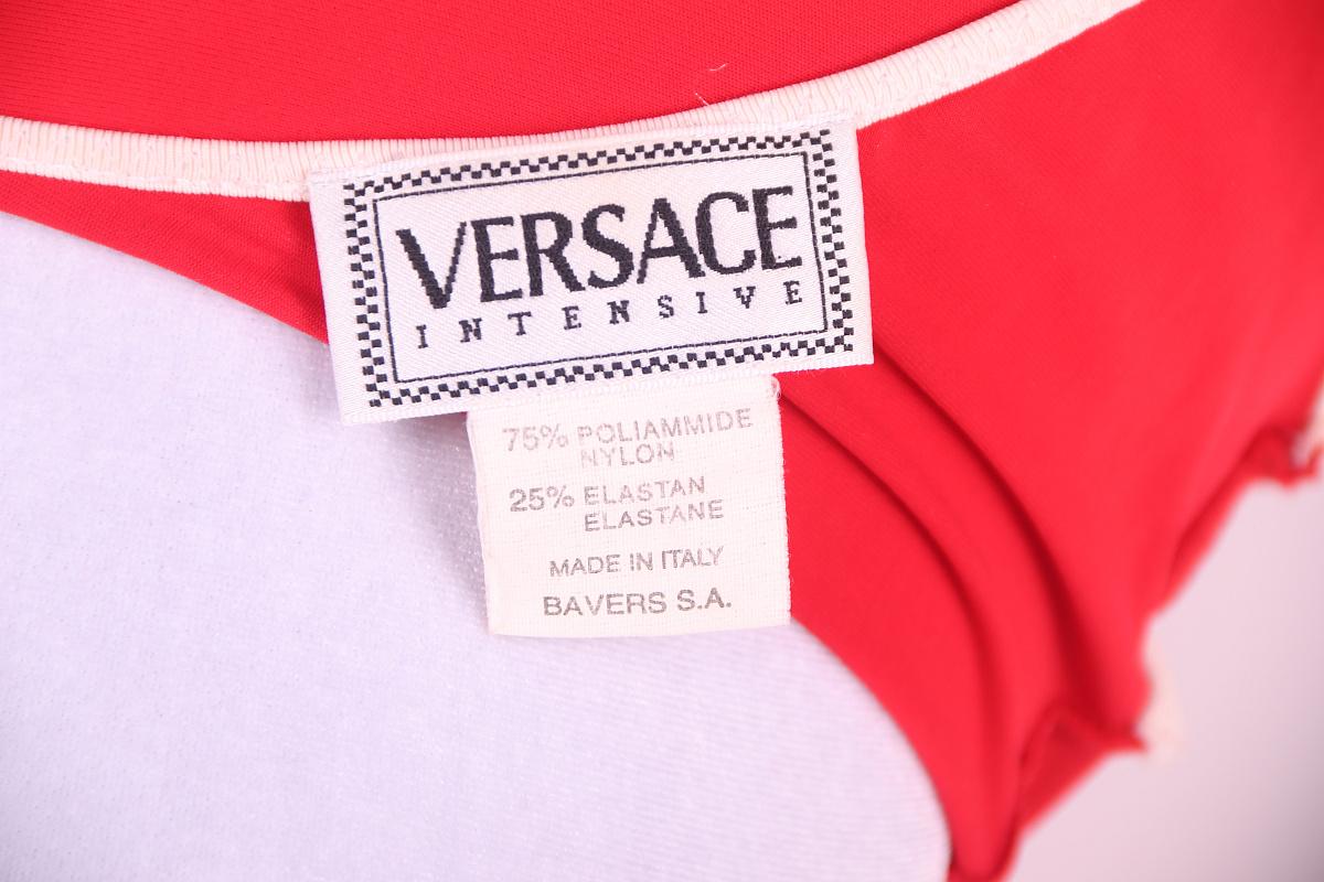 Maillot de bain vintage intensif Versace
Couleur rouge. Maillot de bain dans le style de la série 
