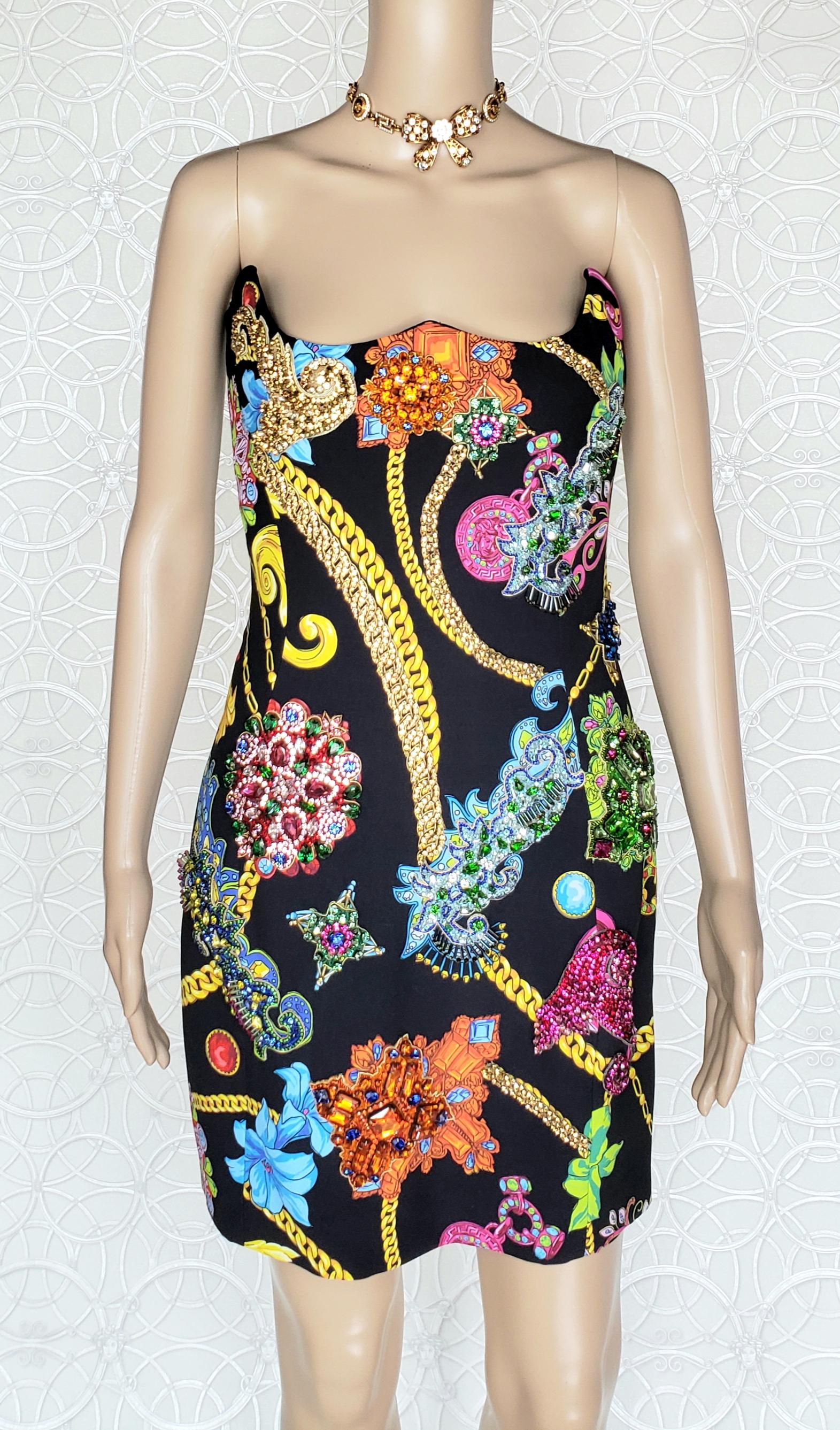 VESTIDO Y BOTAS CON JOYAS DE CORAZÓN INVERTIDAS DE VERSACE vistos en KENDALL en Nuevo Estado en Montgomery, TX