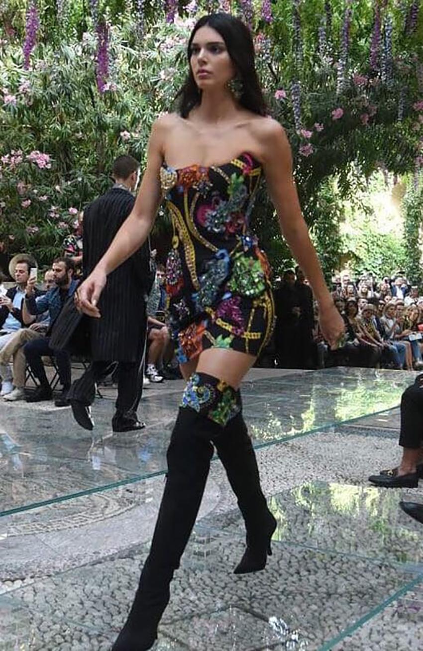 VESTIDO Y BOTAS CON JOYAS DE CORAZÓN INVERTIDAS DE VERSACE vistos en KENDALL 4