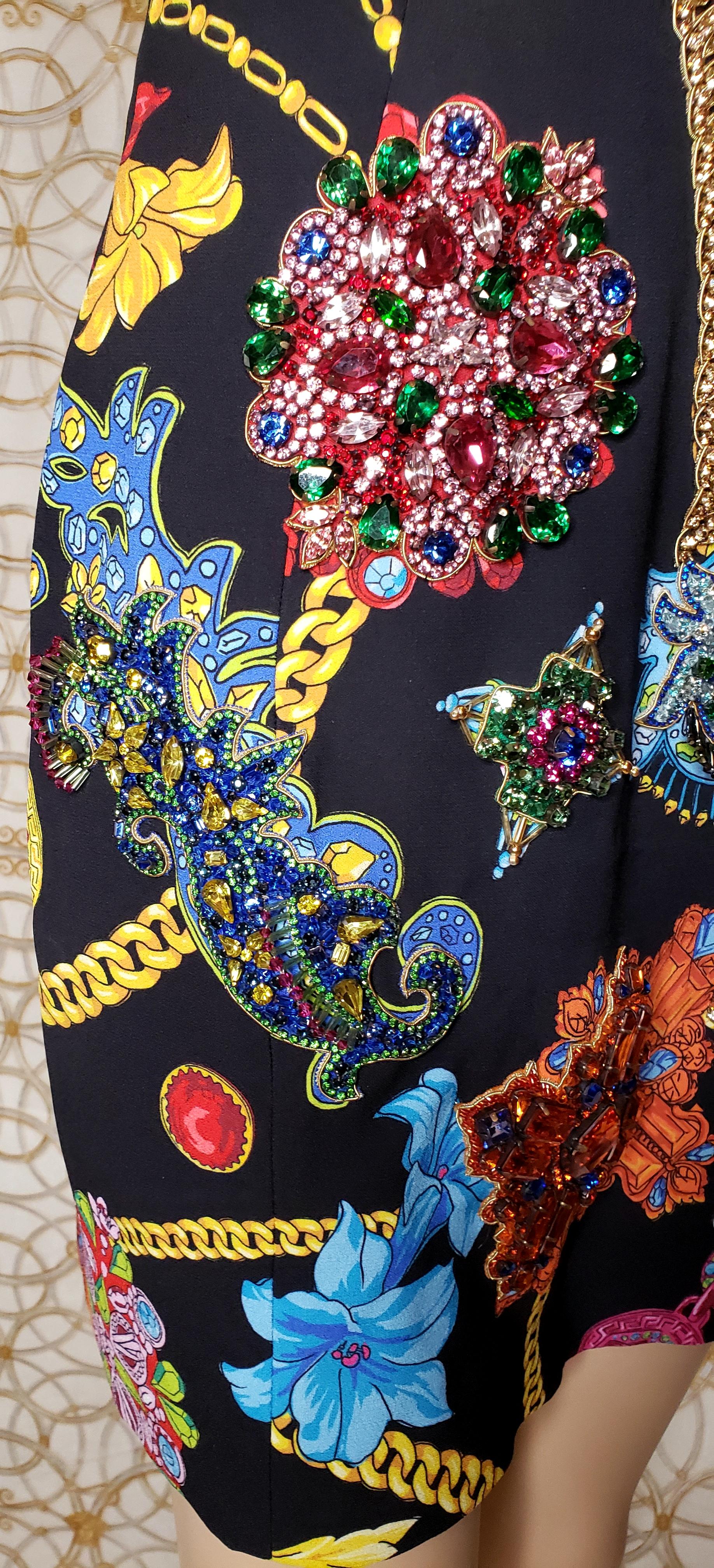 VESTIDO CON EMBELLECEDORES DE CORAZÓN INVERTIDO VERSACE visto en Naomi 40 - 4 9