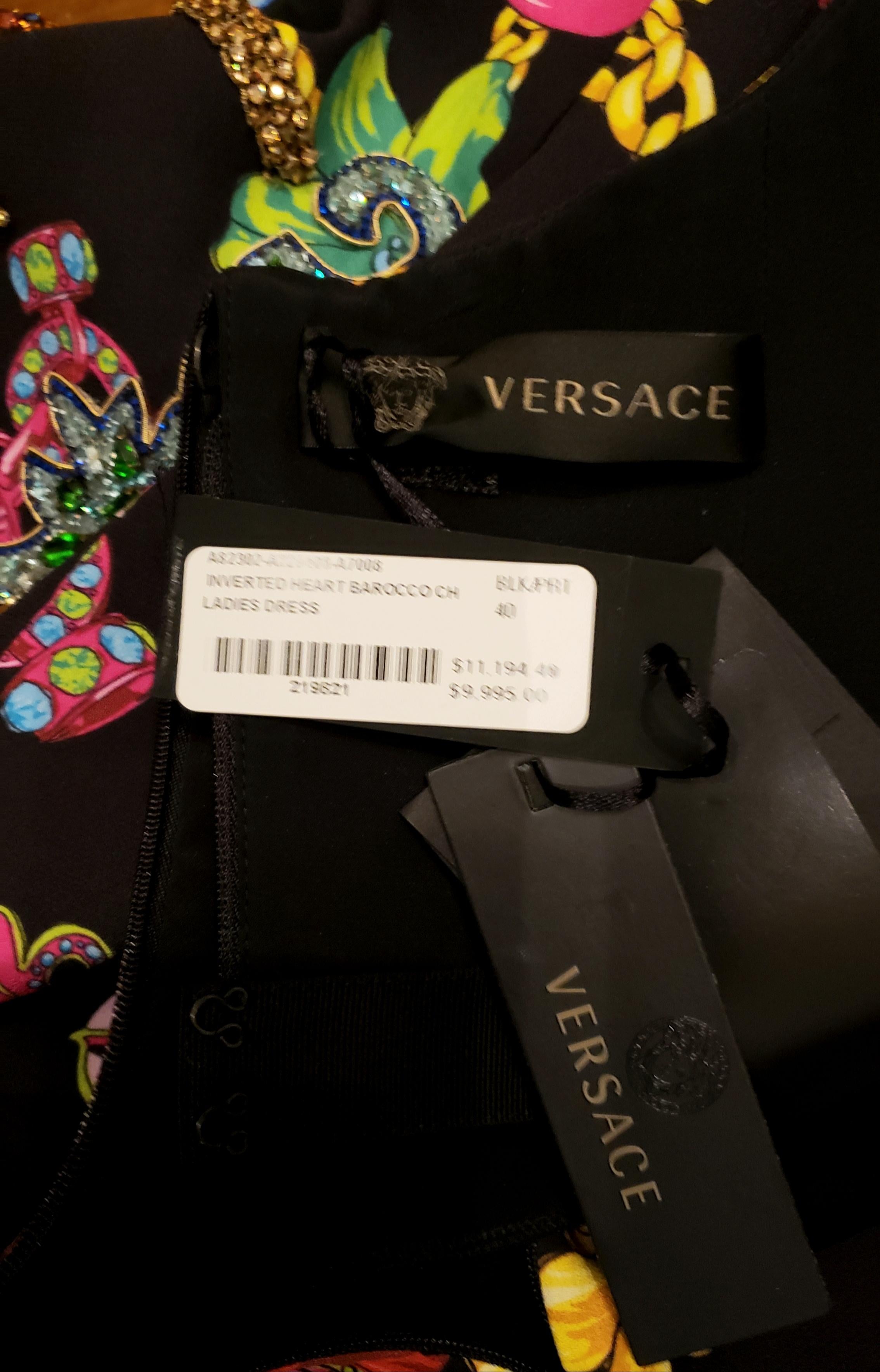 VESTIDO CON EMBELLECEDORES DE CORAZÓN INVERTIDO VERSACE visto en Naomi 40 - 4 13