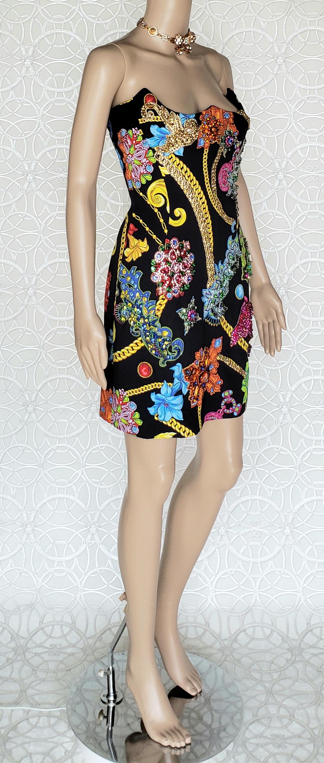 VESTIDO CON EMBELLECEDORES DE CORAZÓN INVERTIDO VERSACE visto en Naomi 40 - 4 3