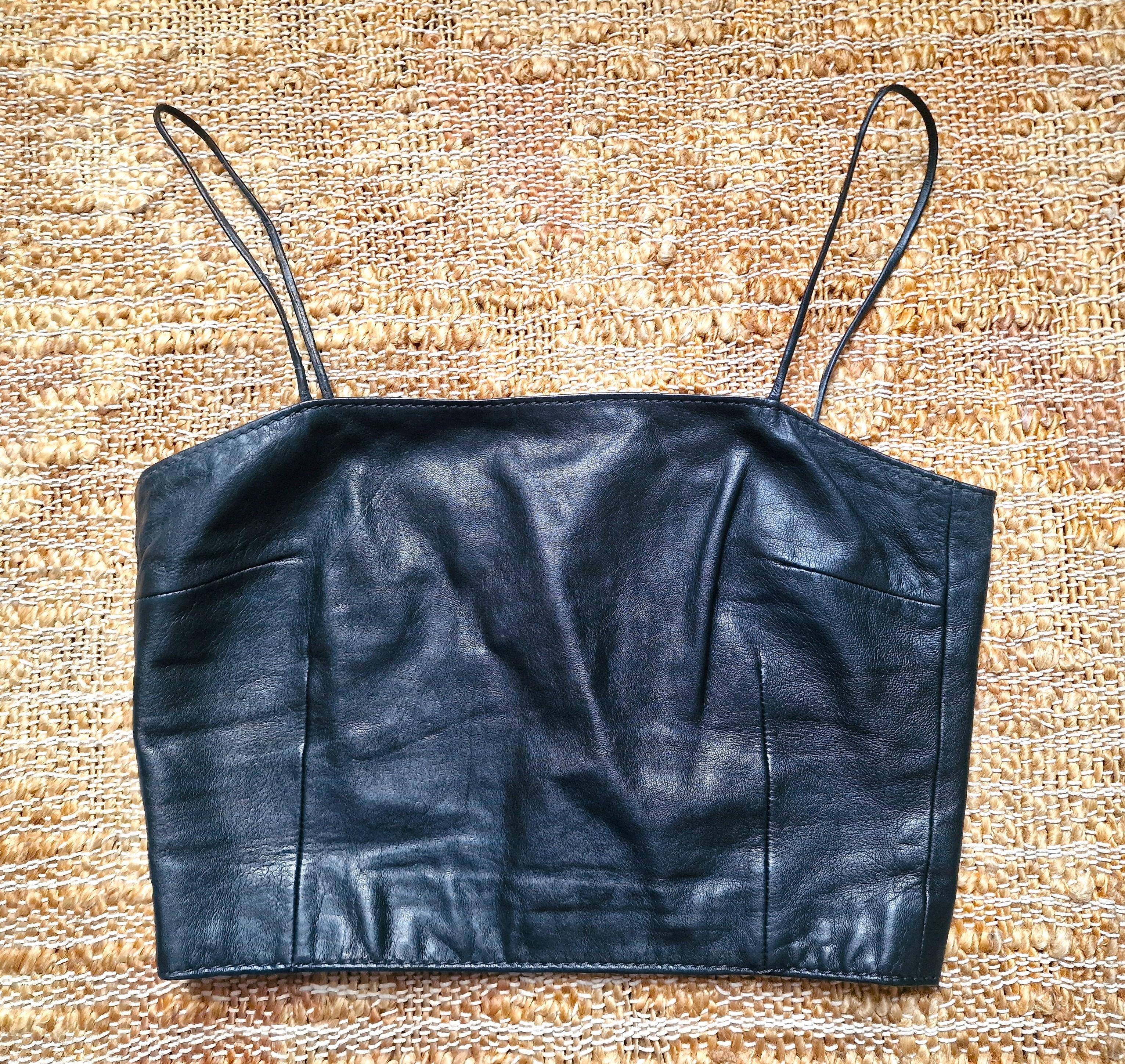 Istante crop leather bustier by Gianni Versace!
From the 90s!
100% leather!

VERY GOOD condition!

SIZE
Small.
Makred size: IT40.
Length with straps: 39 cm / 15.3 inch
Bust: 39 cm / 15.3 inch
Waist: 33 cm / 13 inch

Made in Italy!
